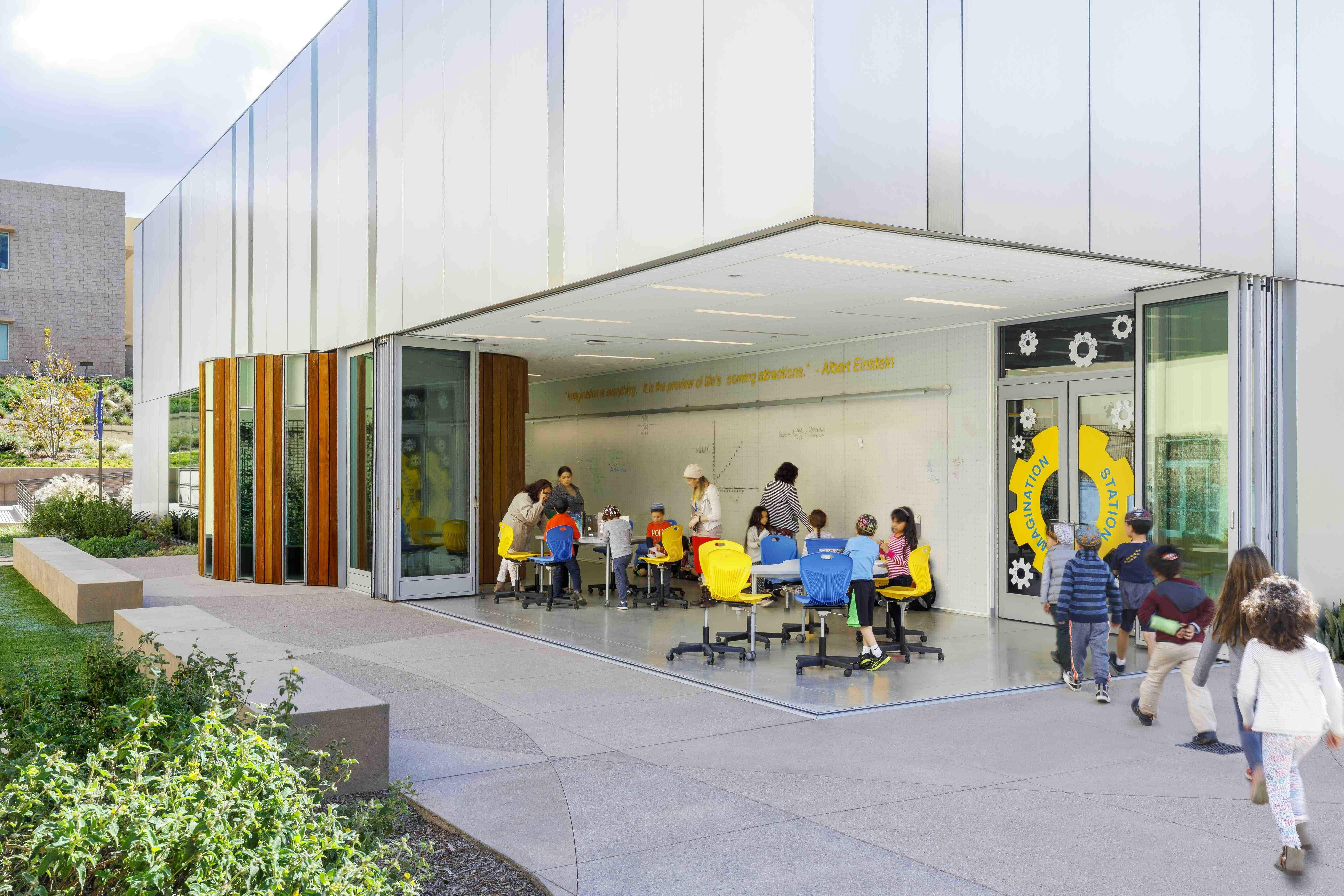 open-corner-sliding-glass-wall-in-outside-classroom