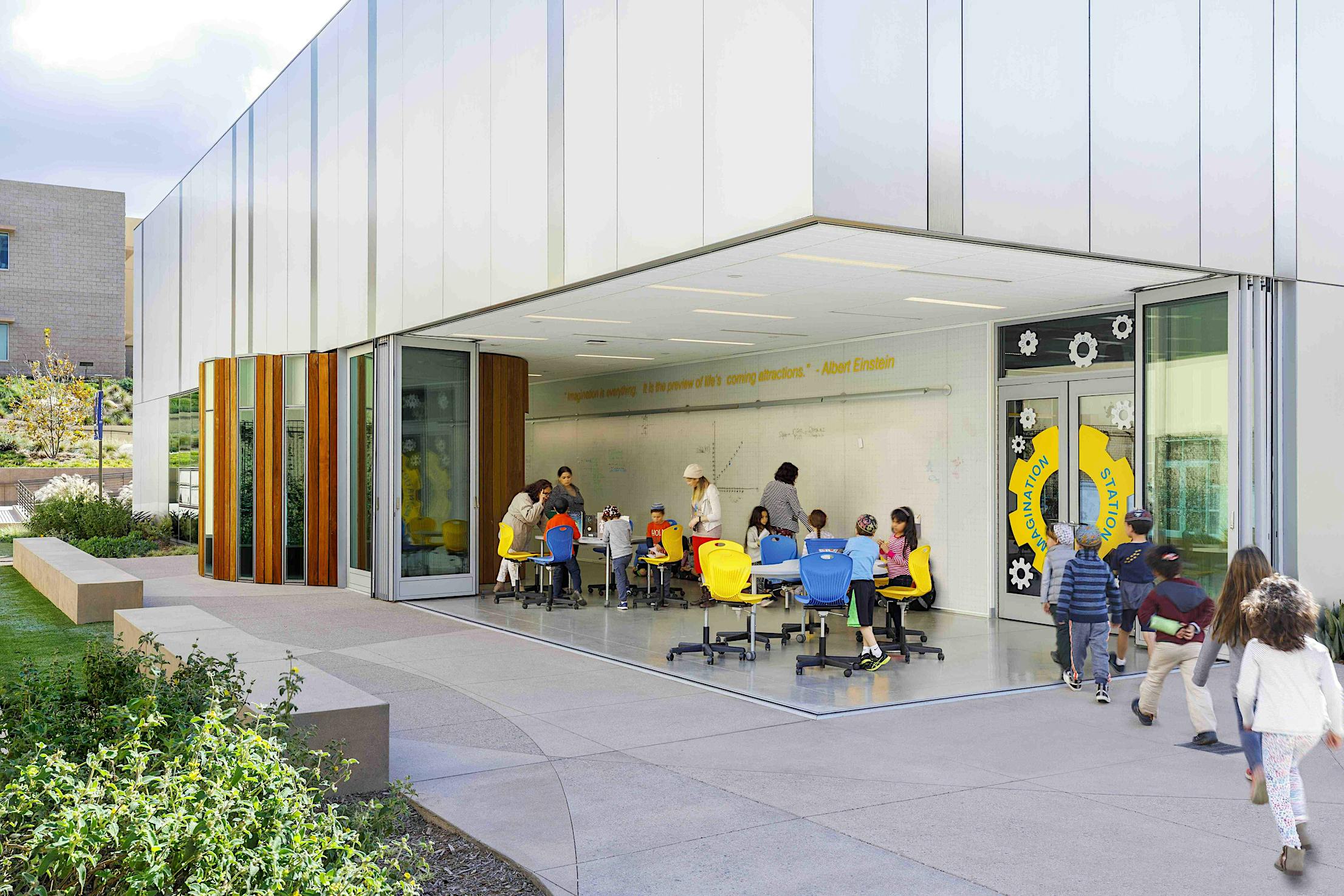 open-corner-sliding-glass-wall-in-outside-classroom