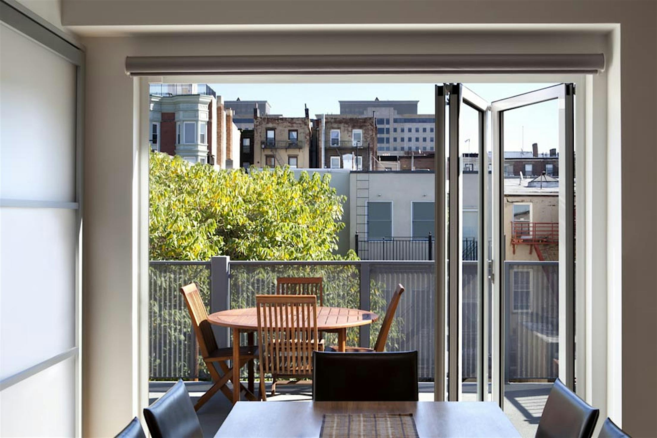 Folding-Glass-Walls-Used-to-Separate-Dining-Space