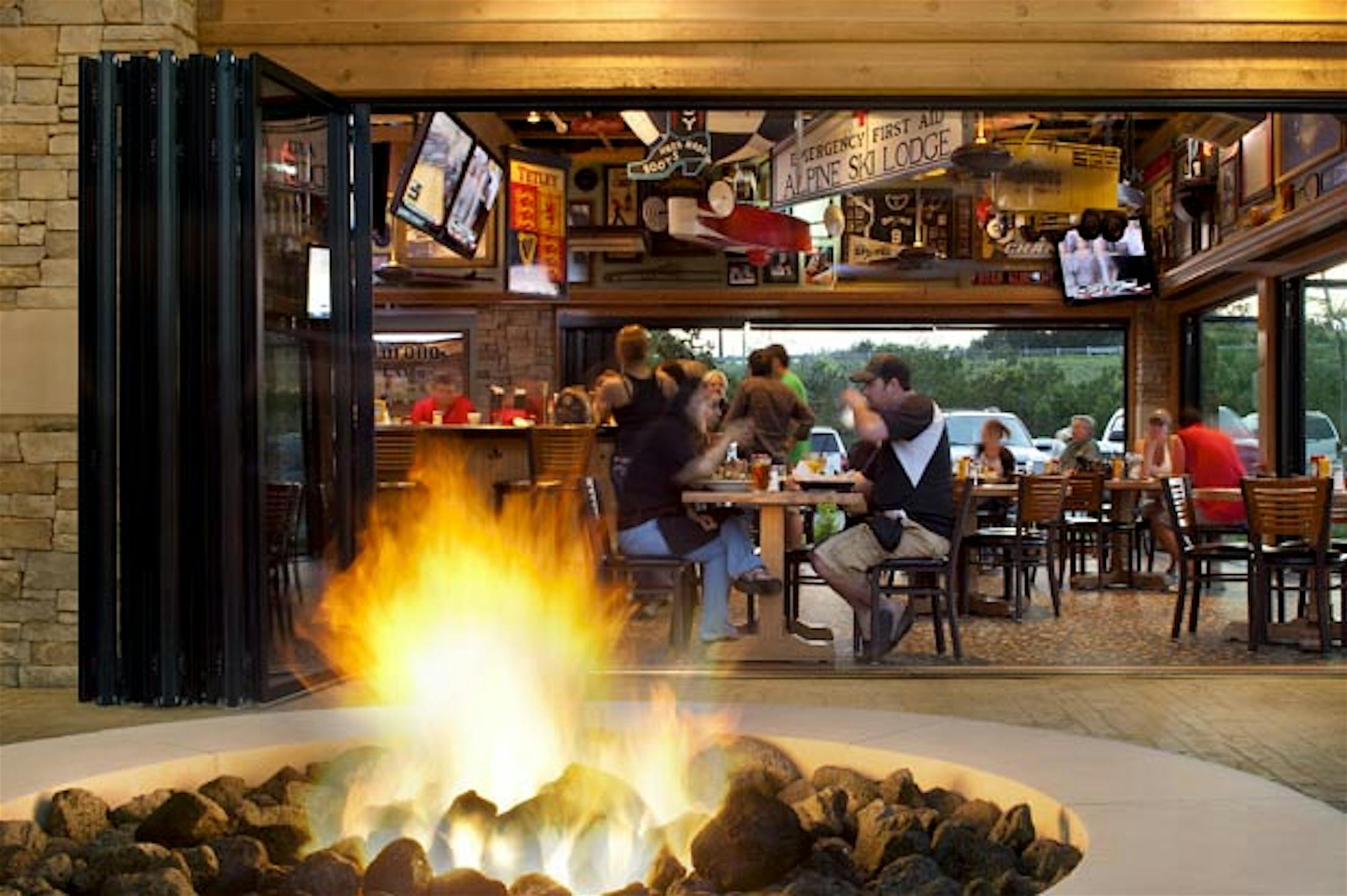 Operable-Glass-Wall-System-Opens-Restaurant