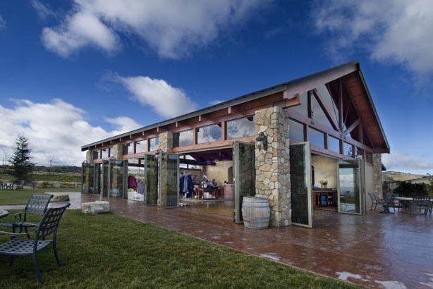 Folding-Glass-Wall-Systems-Used-for-Vineyard