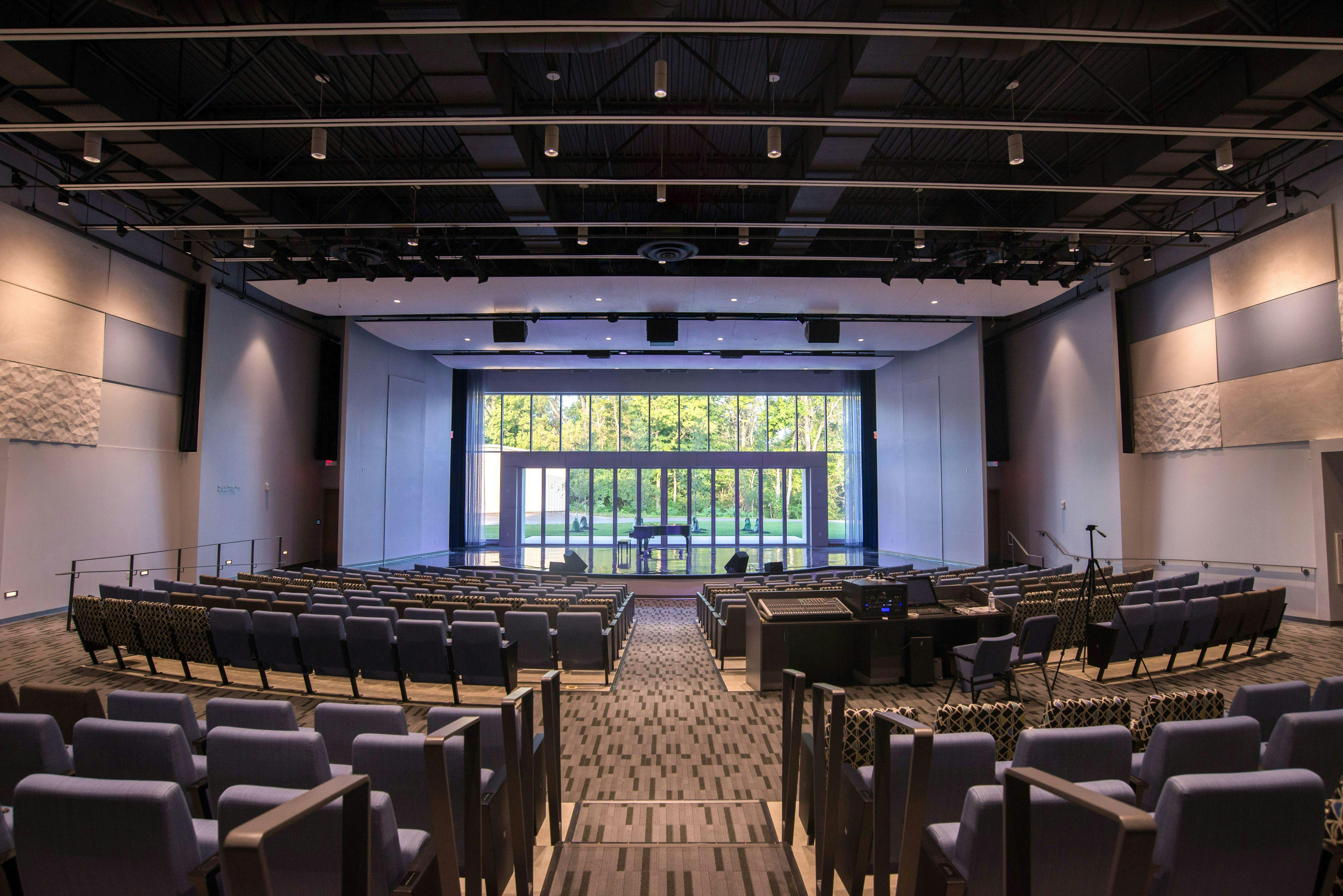 folding-glass-wall-in-school-event-center