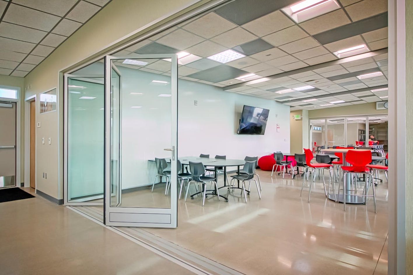 folding glass wall for flexible STEM classroom design