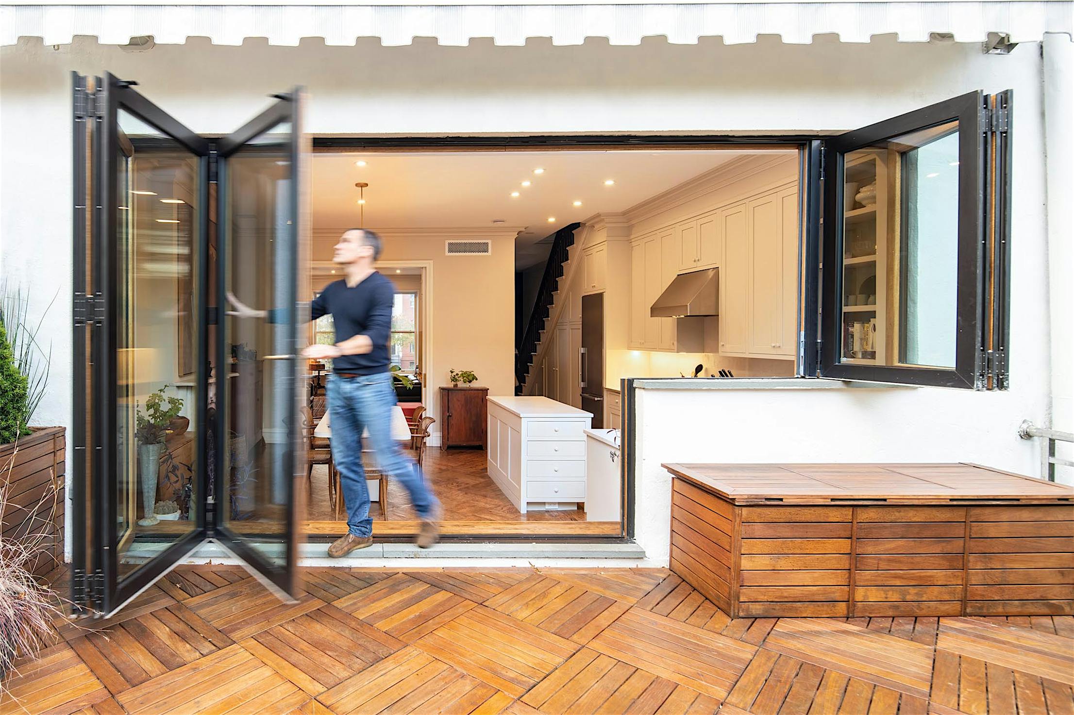 easy to open folding glass wall for outdoor living spcae