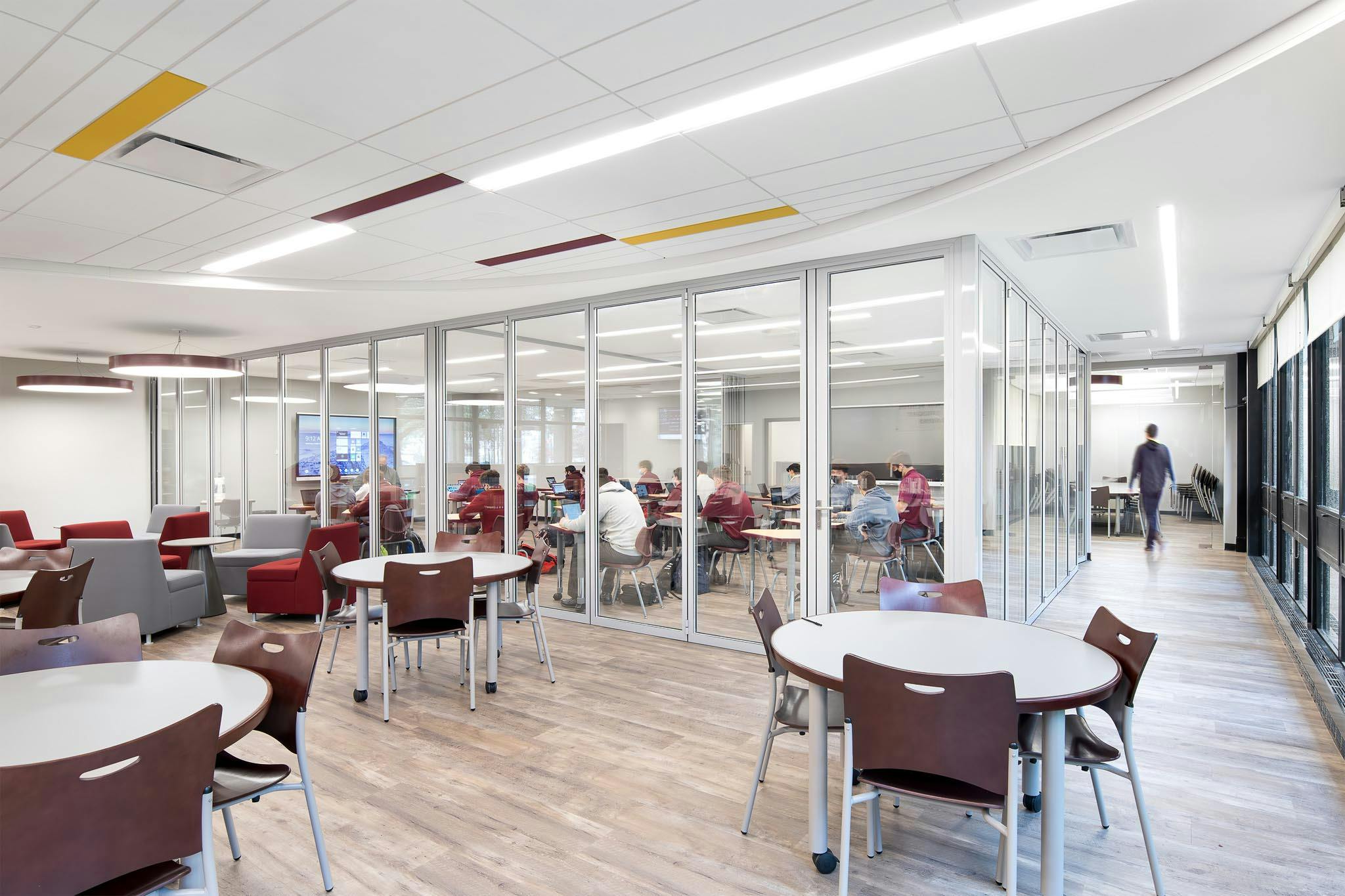 multifunctional space in schools with acoustic folding glass walls