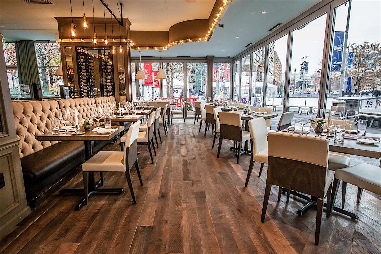 dining right next to exterior stacking glass doors in Parc Detroit