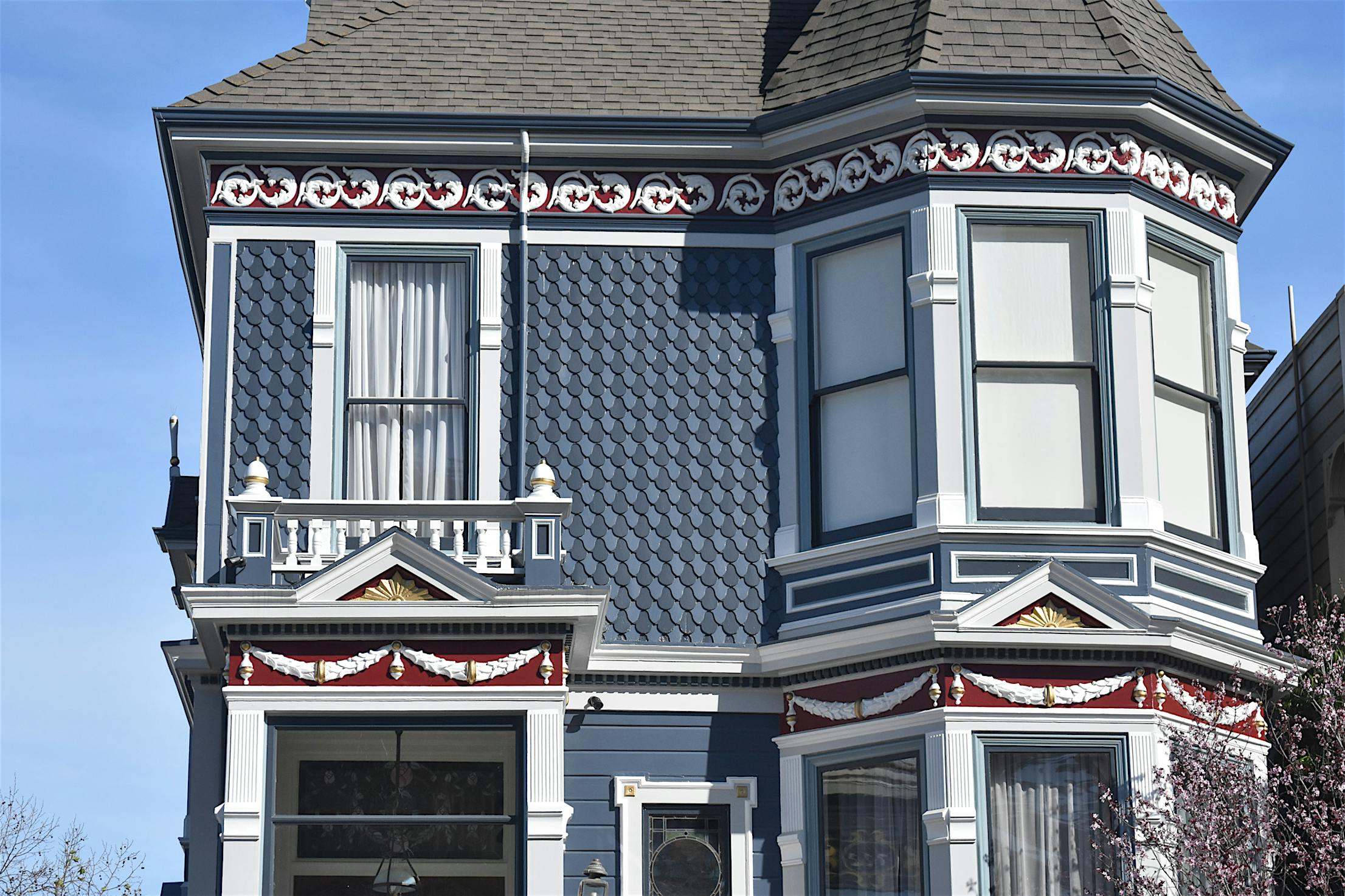 San Francisco painted lady with aluminum bifolding doors