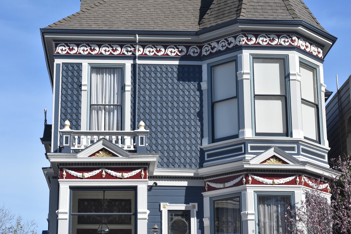 San Francisco painted lady with aluminum bifolding doors