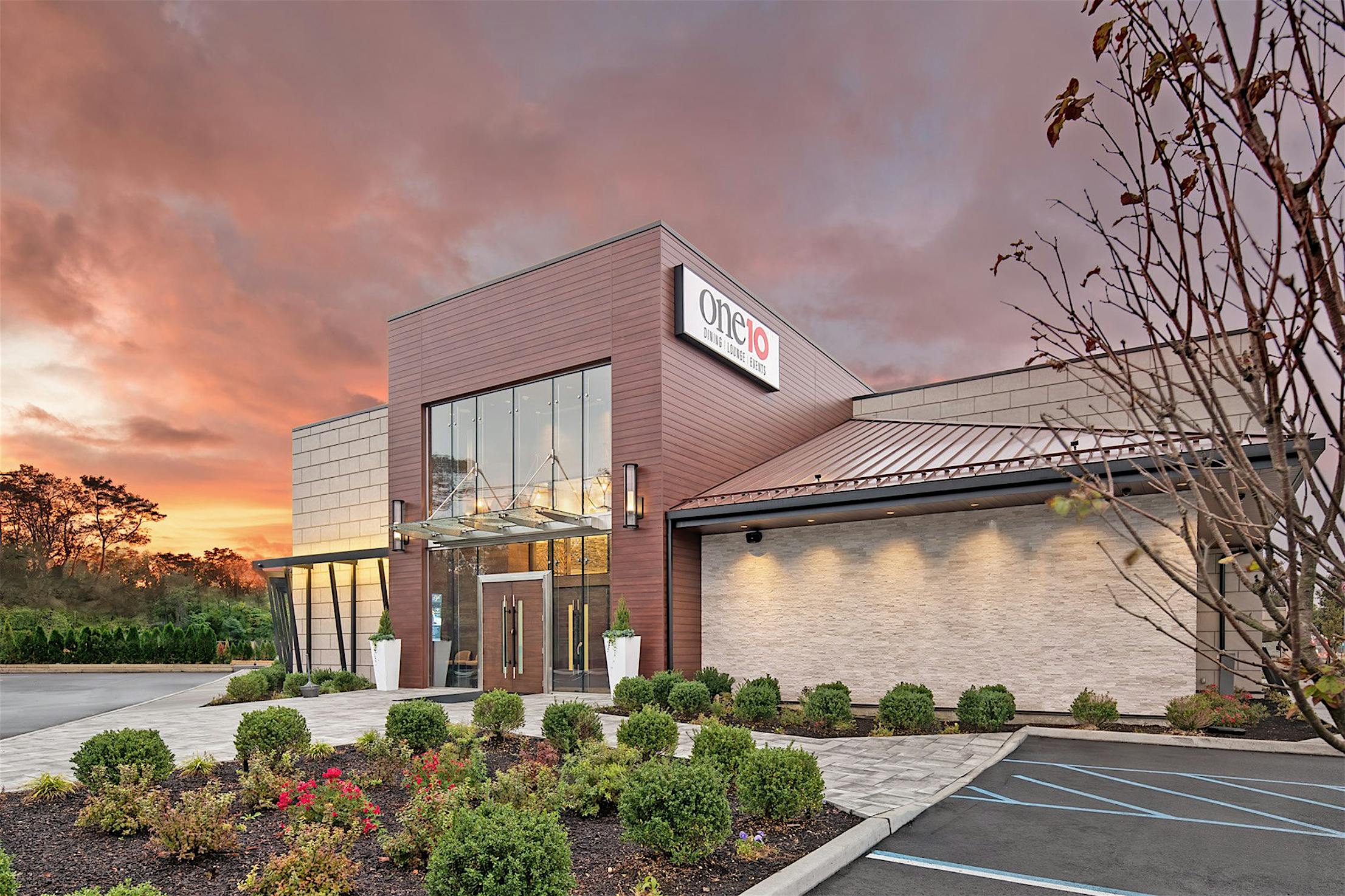 restaurant with NanaWall sliding glass wall systems