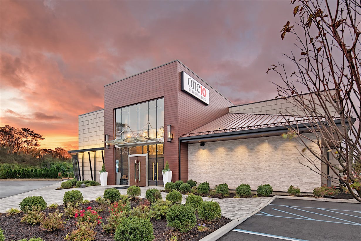 restaurant with NanaWall sliding glass wall systems