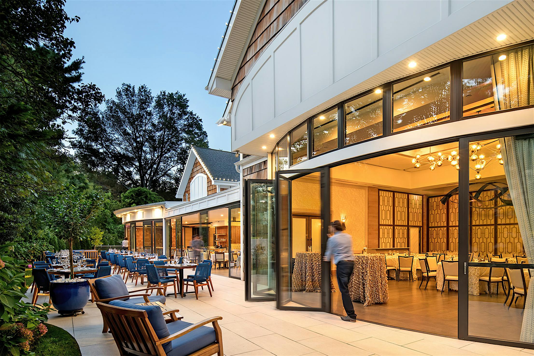 curved movebale glass systems in restaurant design