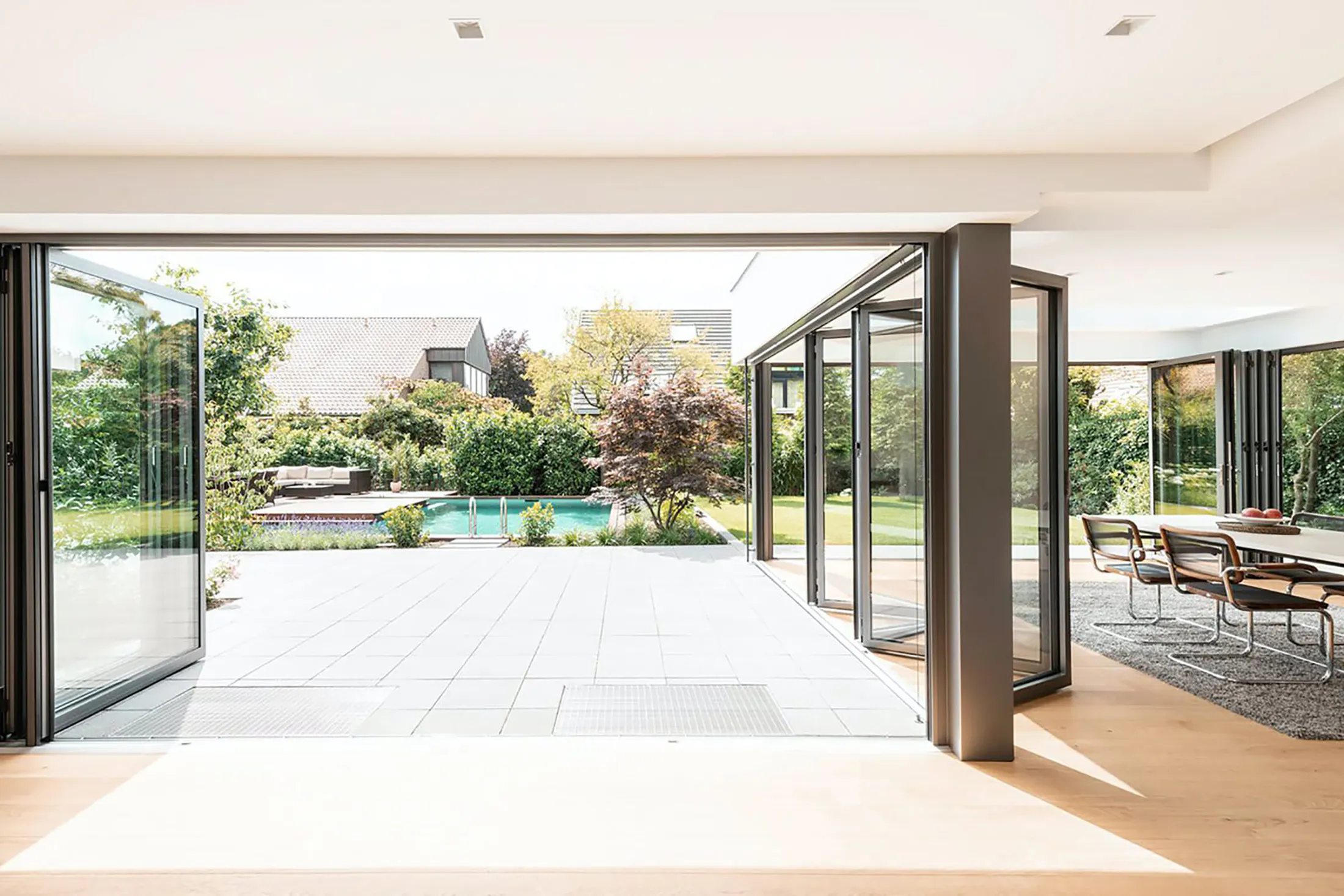 7 Ideas for the Poolside Experience with Moveable Glass Walls