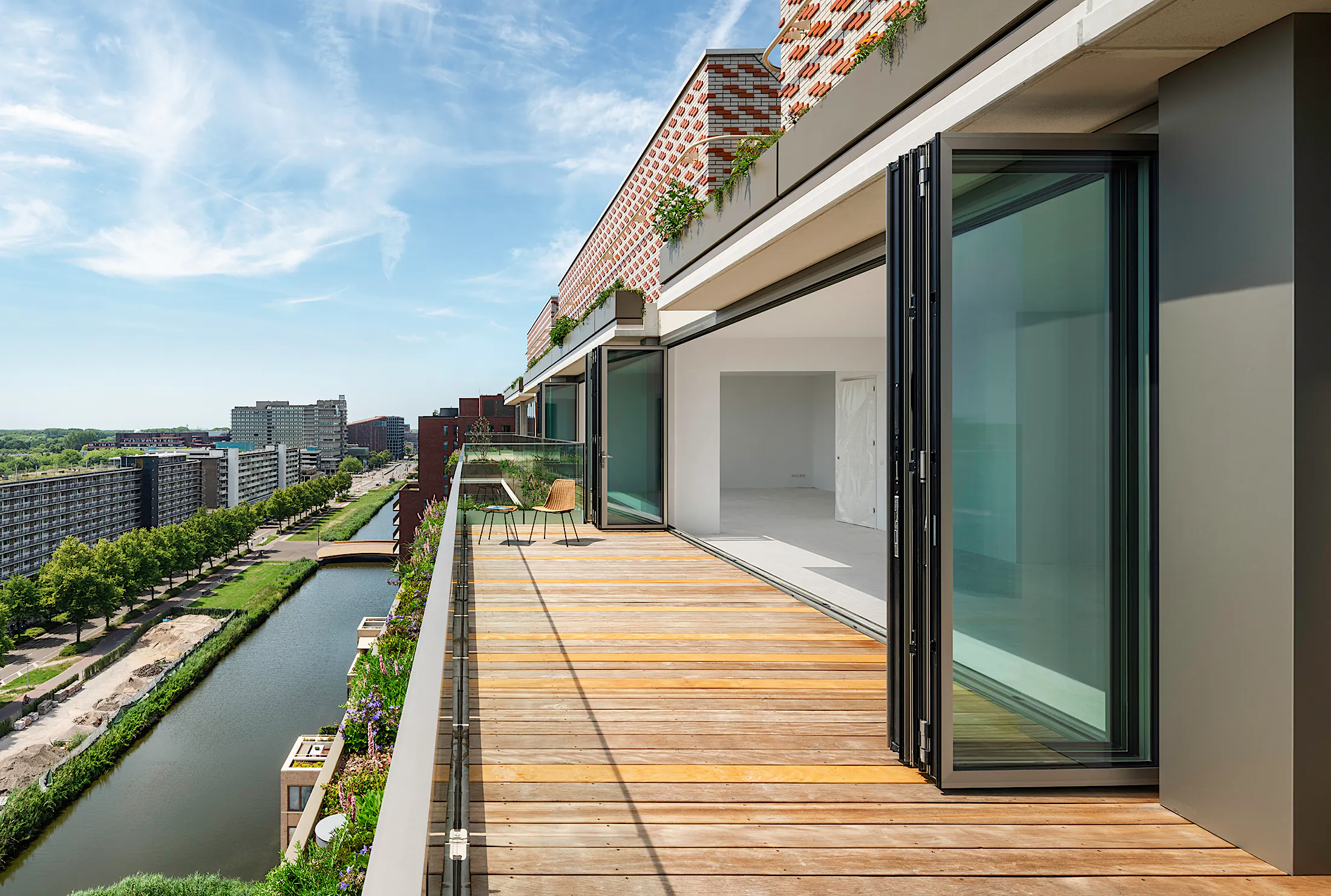 Adaptive Multifamily Spaces with Glass Wall Systems: The George