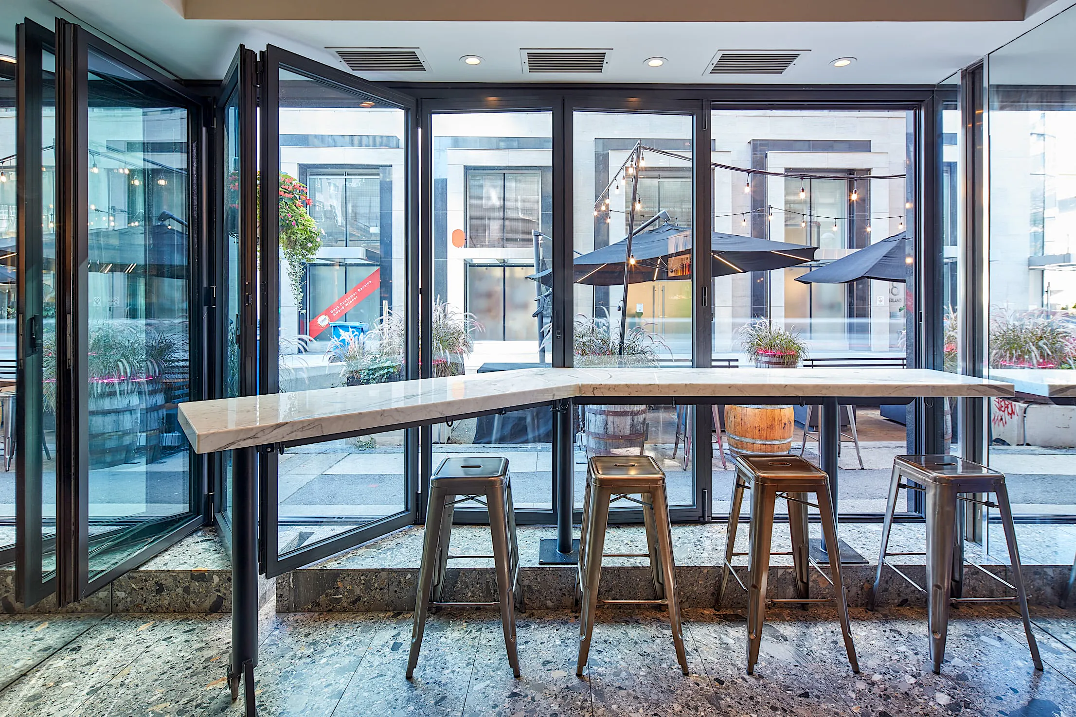 David Rocco’s Restaurant Sets a High Bar with Dynamic Bifold Glass Doors
