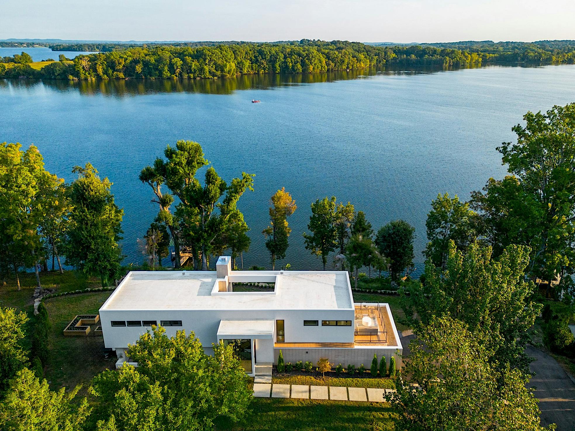 Tennessee lake home with glass walls