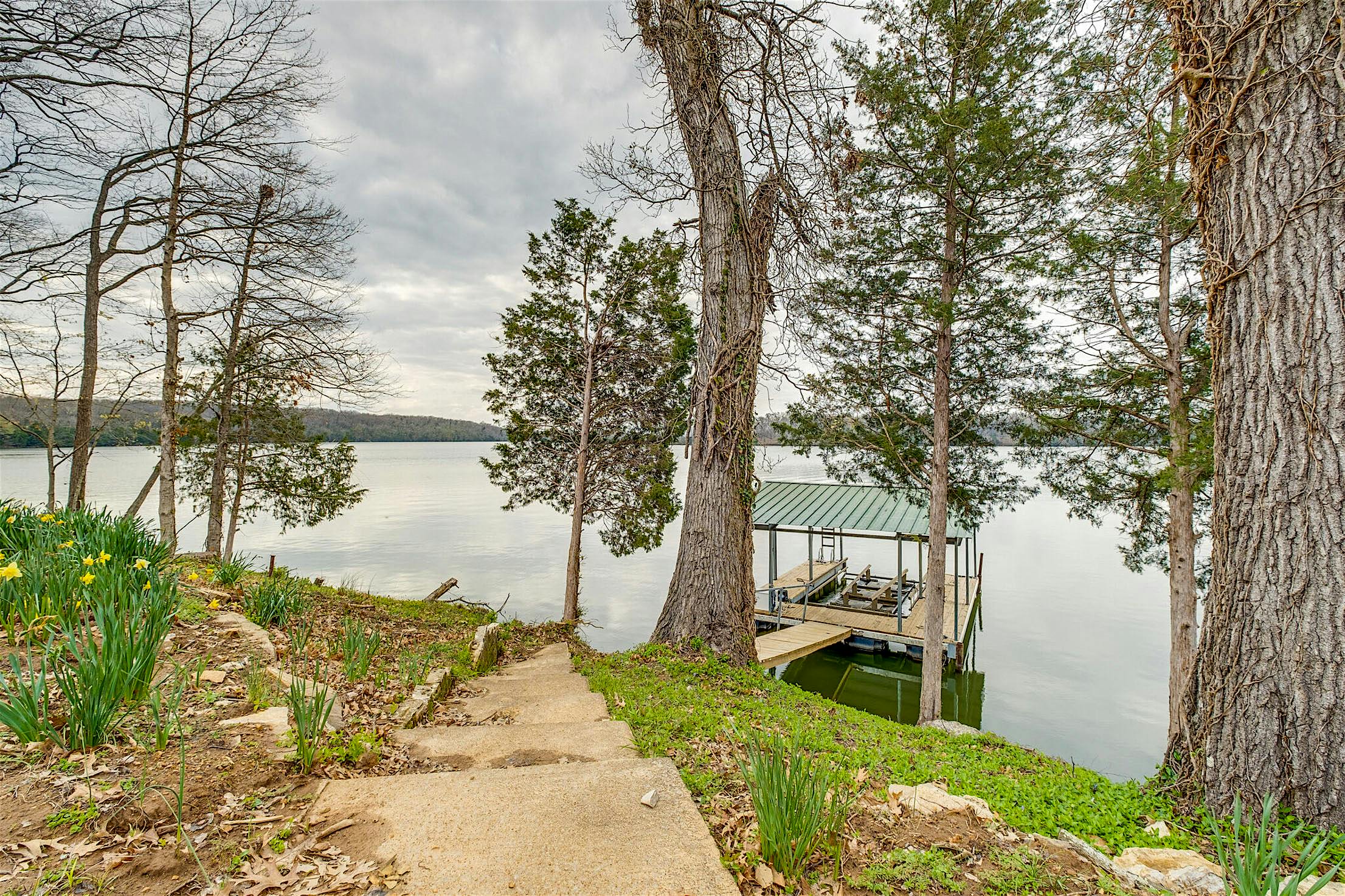 Tennessee lakefront from home with NanaWall systems