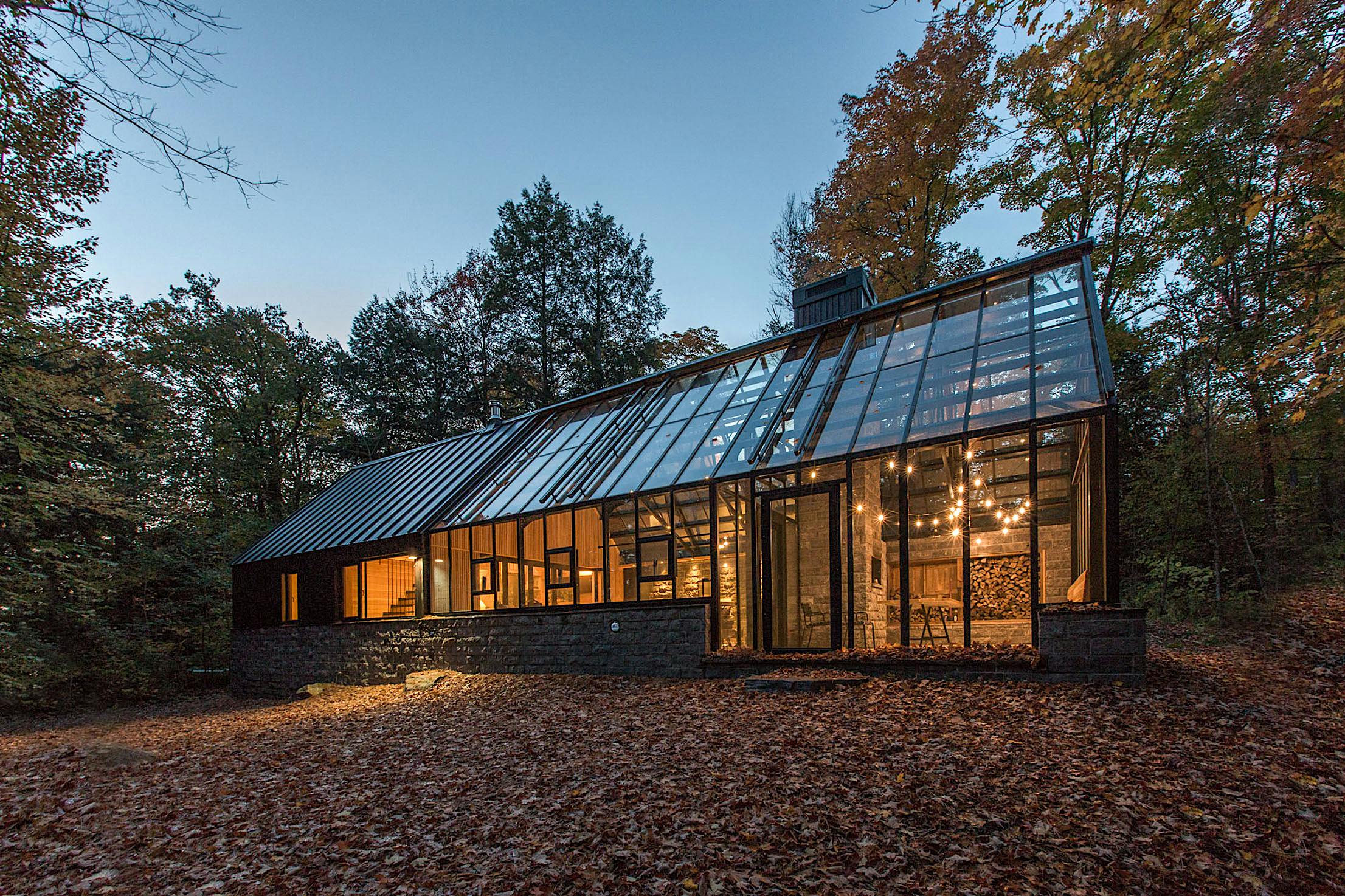Bifolding glass wall illuminated