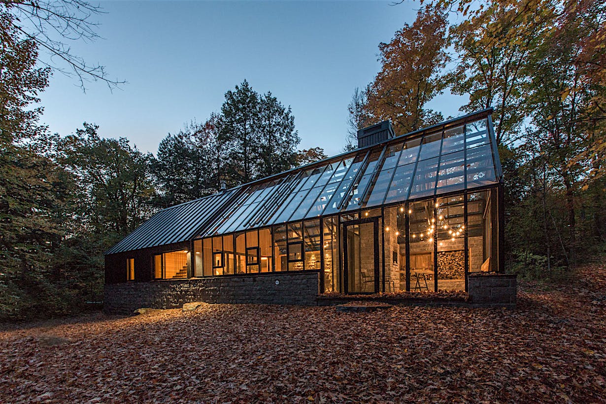 Bifolding glass wall illuminated