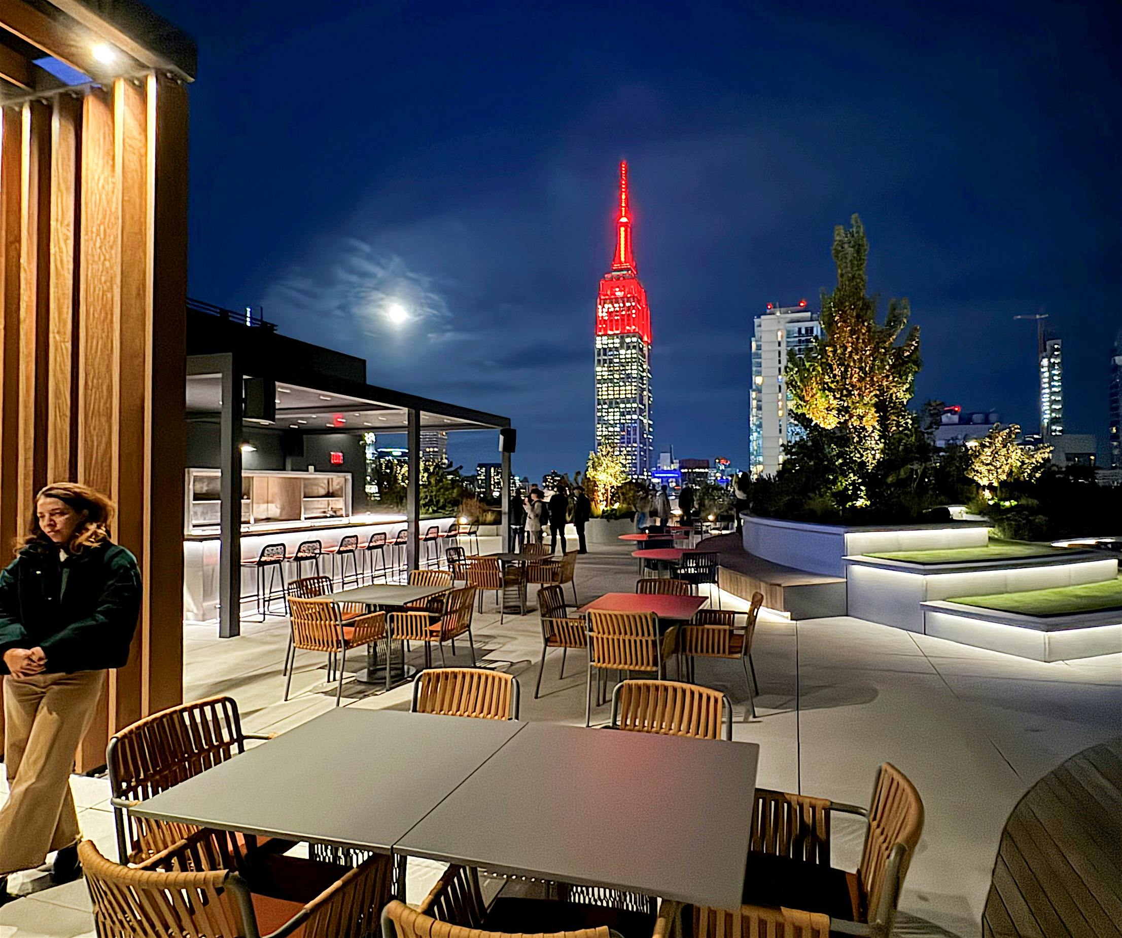 rooftop amenities at PENN 2 with cero commercial glass door system