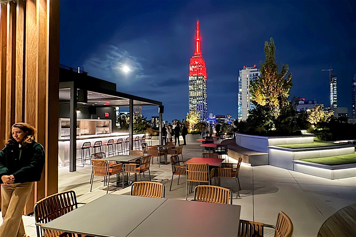 rooftop amenities at PENN 2 with cero commercial glass door system