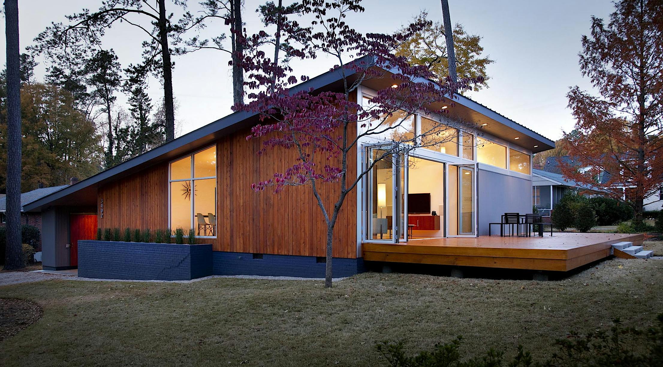 Light pours in through NanaWall SL70 folding glass wall.