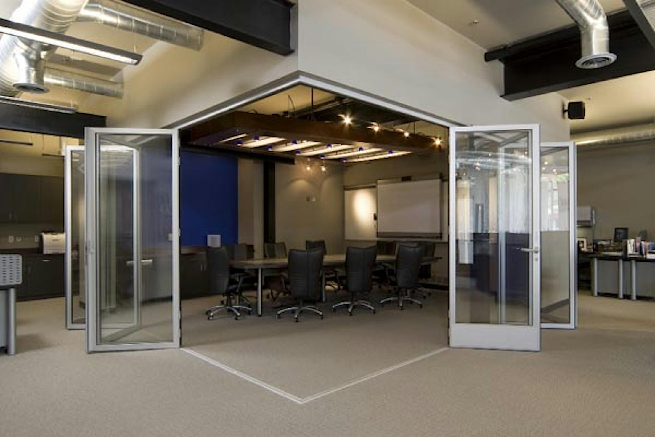 Operable-Glass-Walls-for-Conference-Room-Privacy
