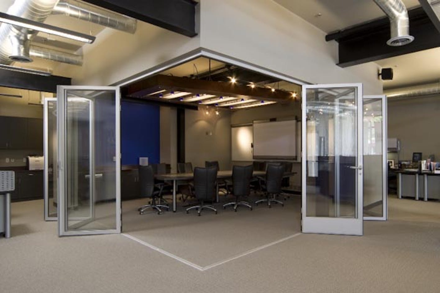 Operable-Glass-Walls-for-Conference-Room-Privacy