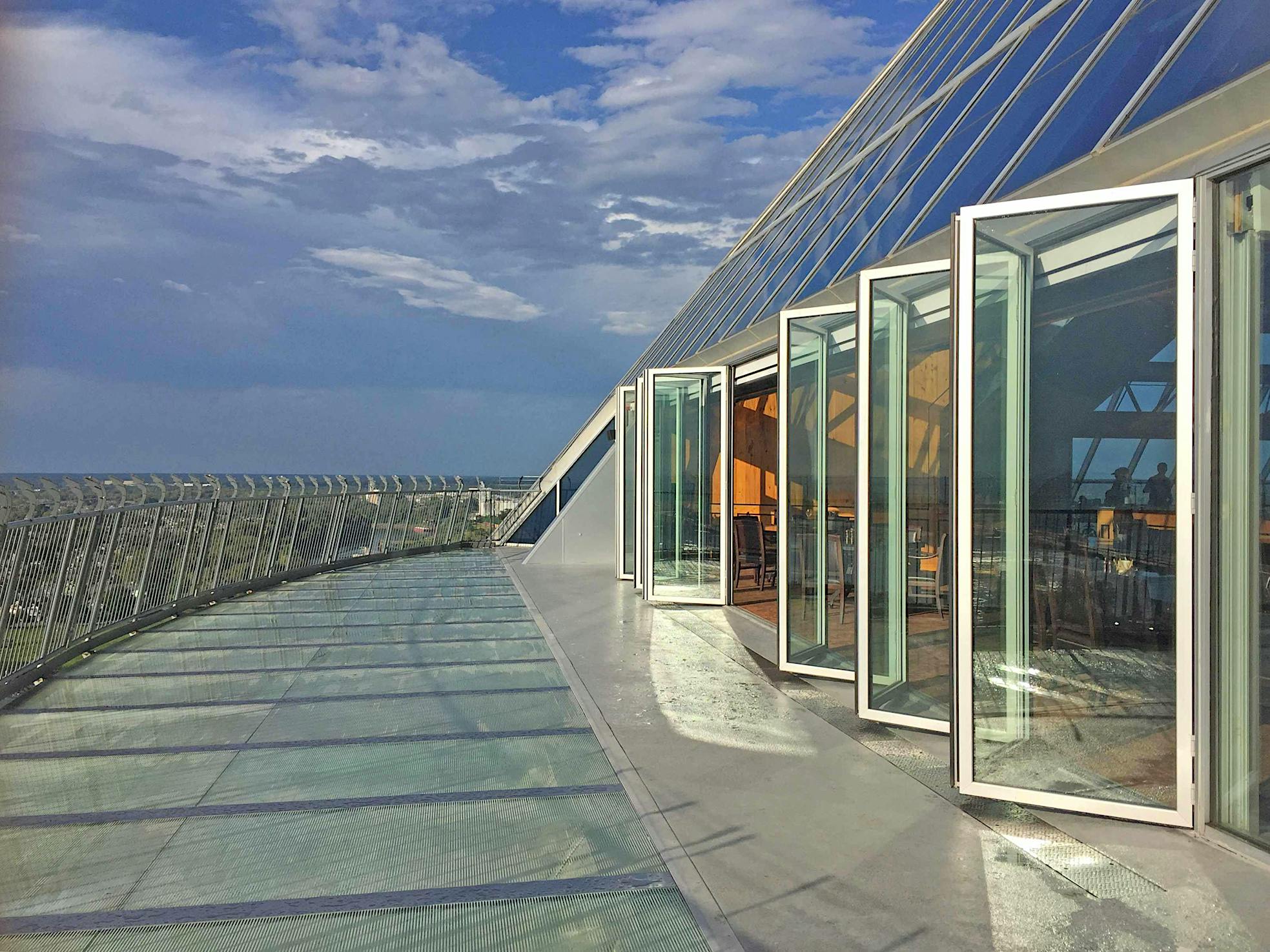 NanaWall-SL70-on-top-of-Memphis-Pyramid