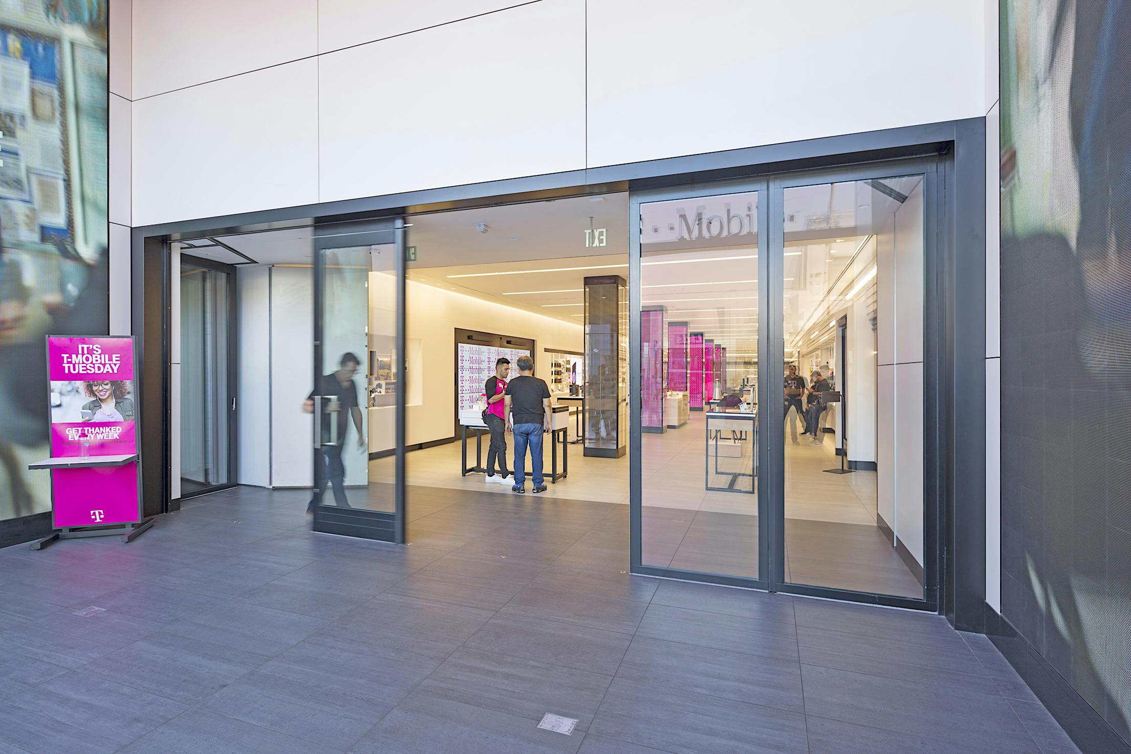 HSW60 stacking glass wall for any retail or commercial environment