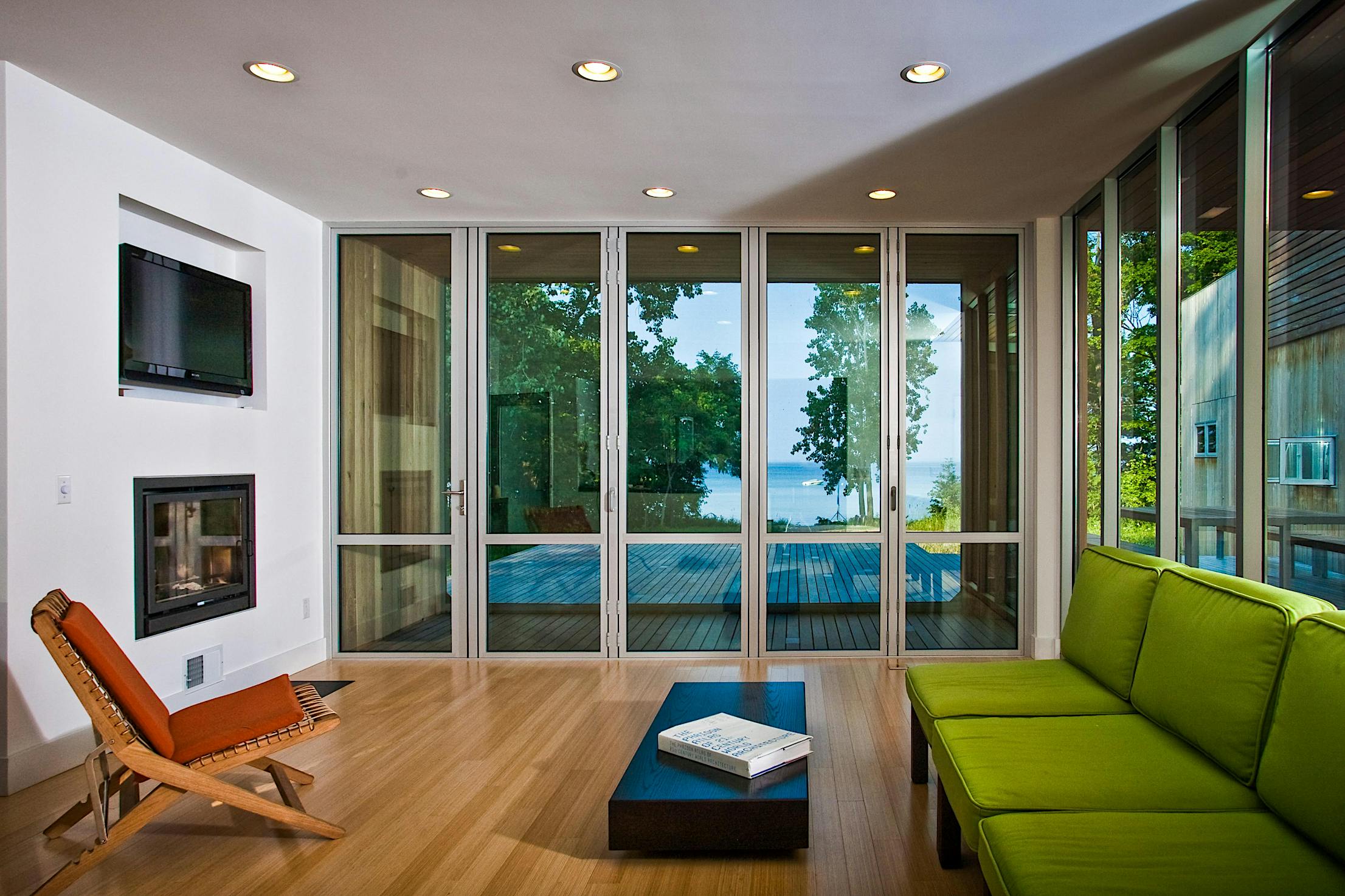 Closed-Folding-Glass-Wall-with-Good-Thermal-Performance