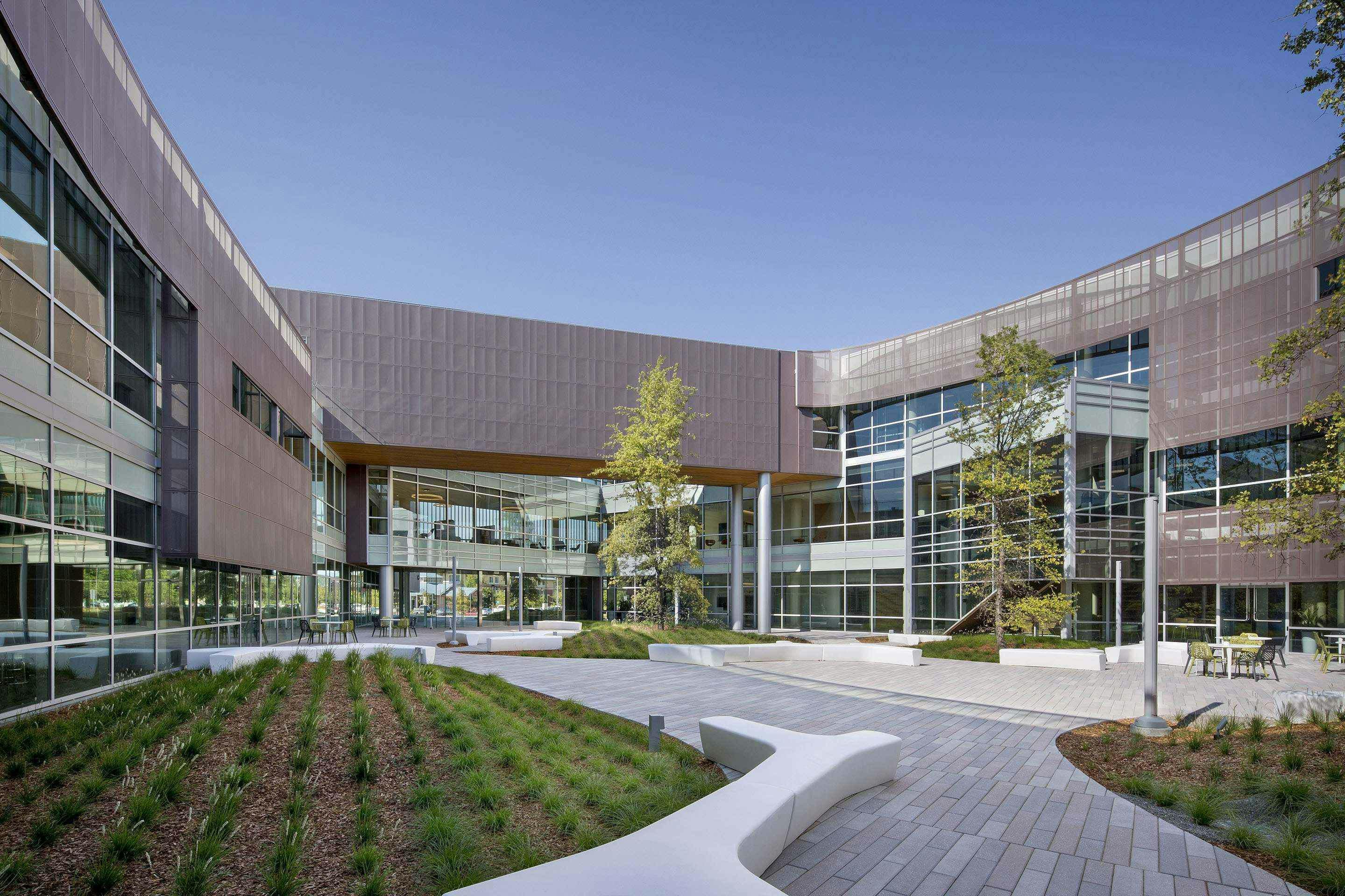 outdoor-office-courtyard-used-for-destressing