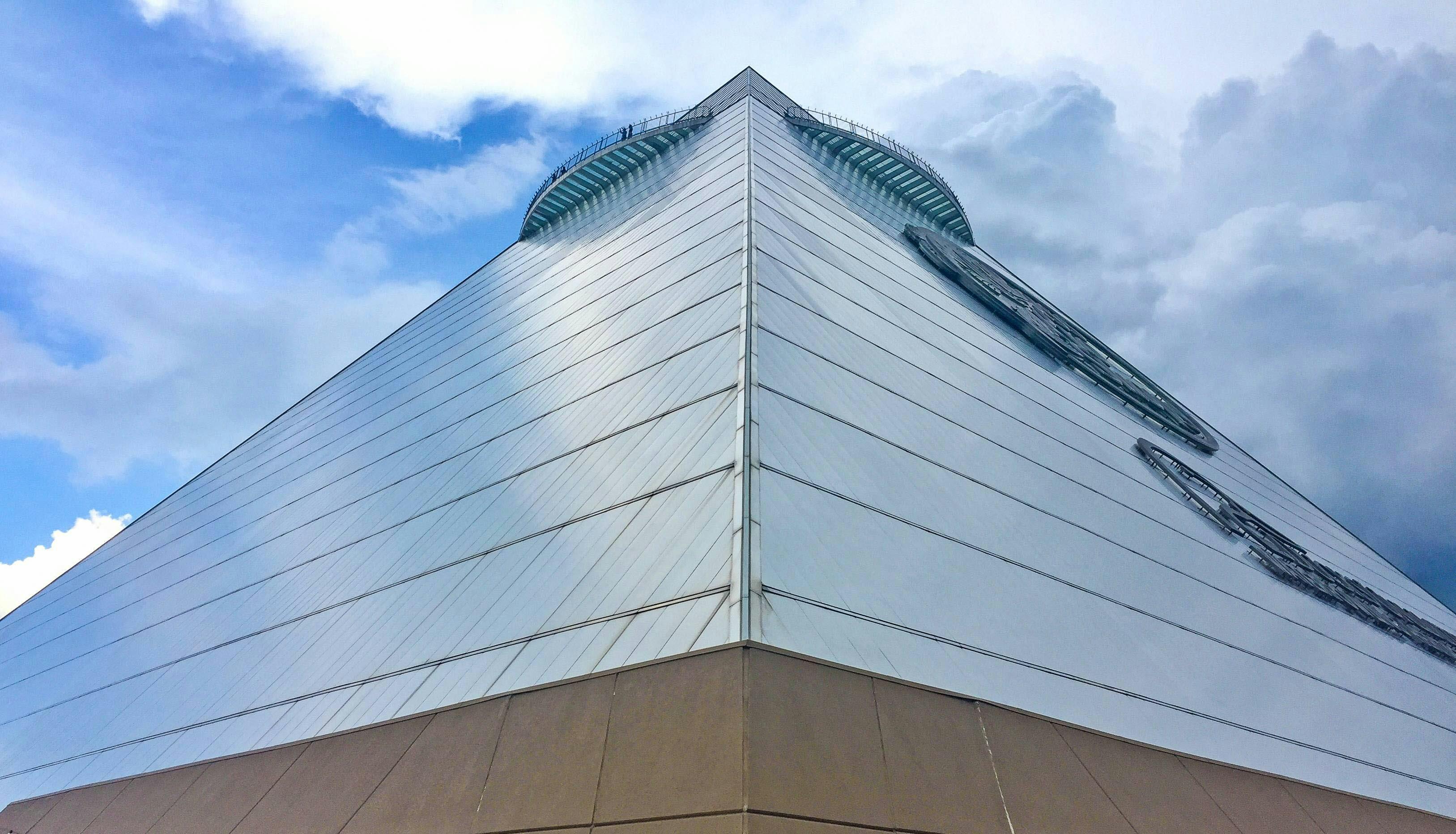 memphis-pyramid-with-nanawall-systems-on-top-floor