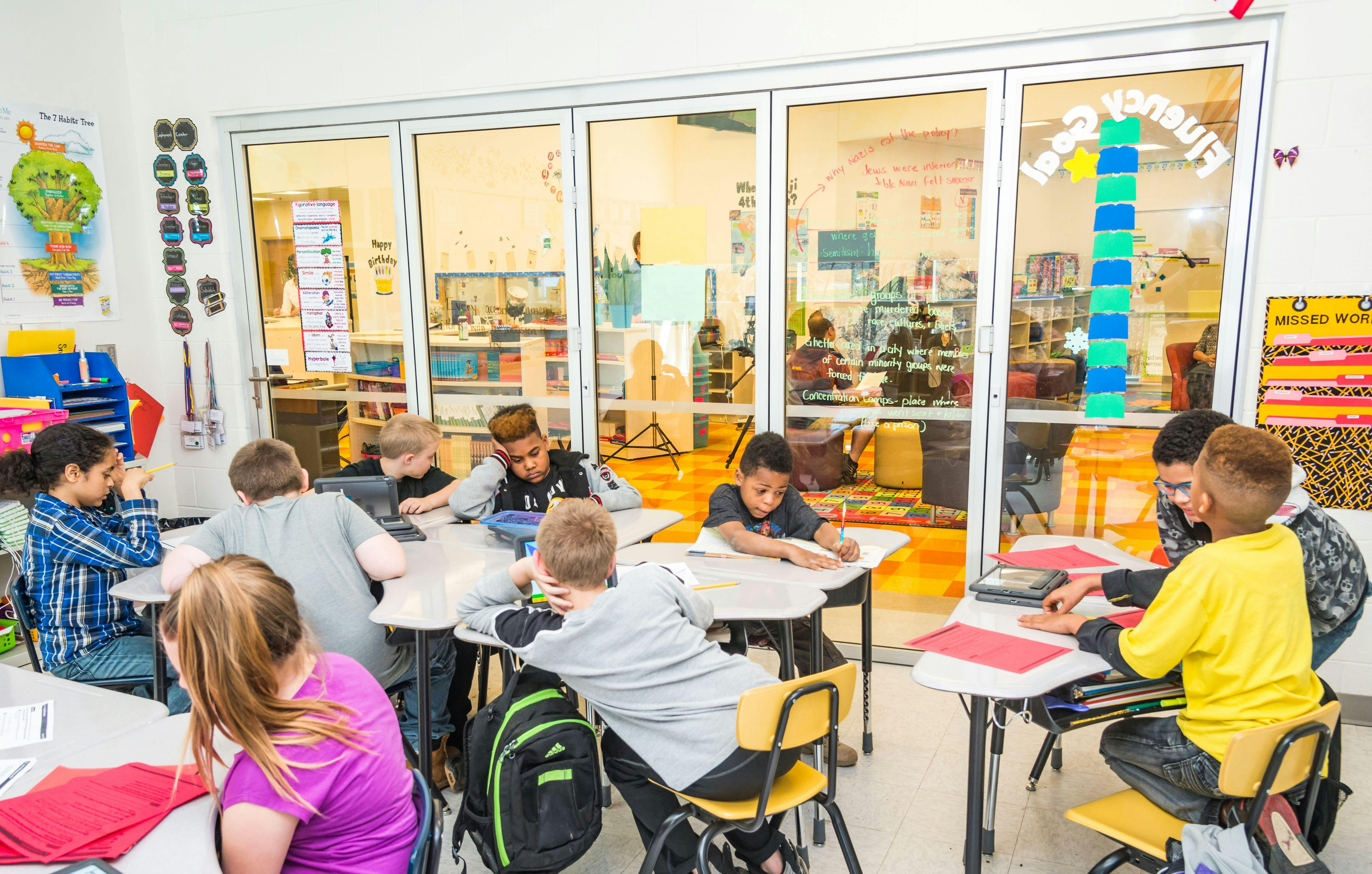 Acoustics-in-the-classroom-controlled-with-folding-glass-walls