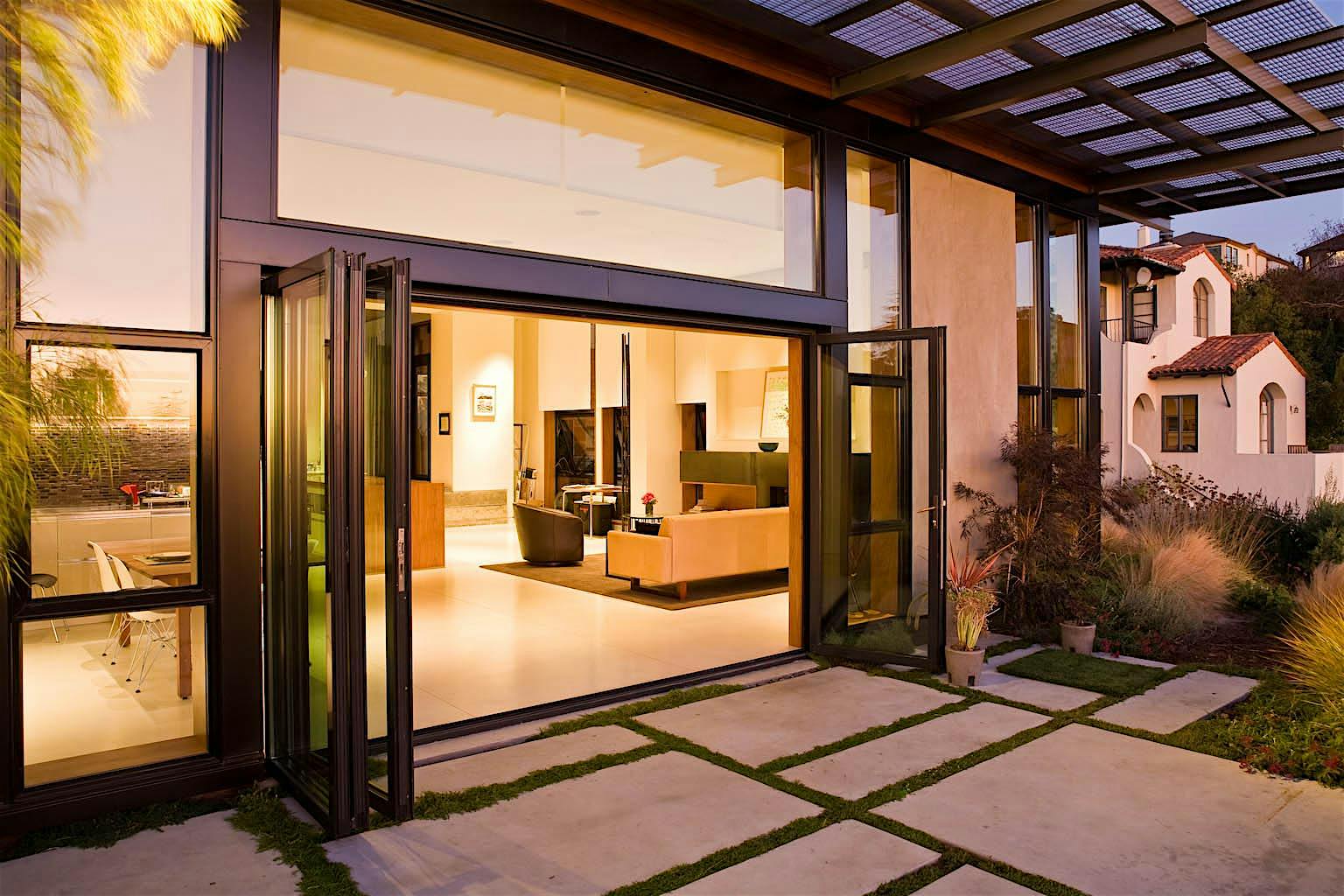 LEED-certified-house-oakland-uses-folding-glass-walls