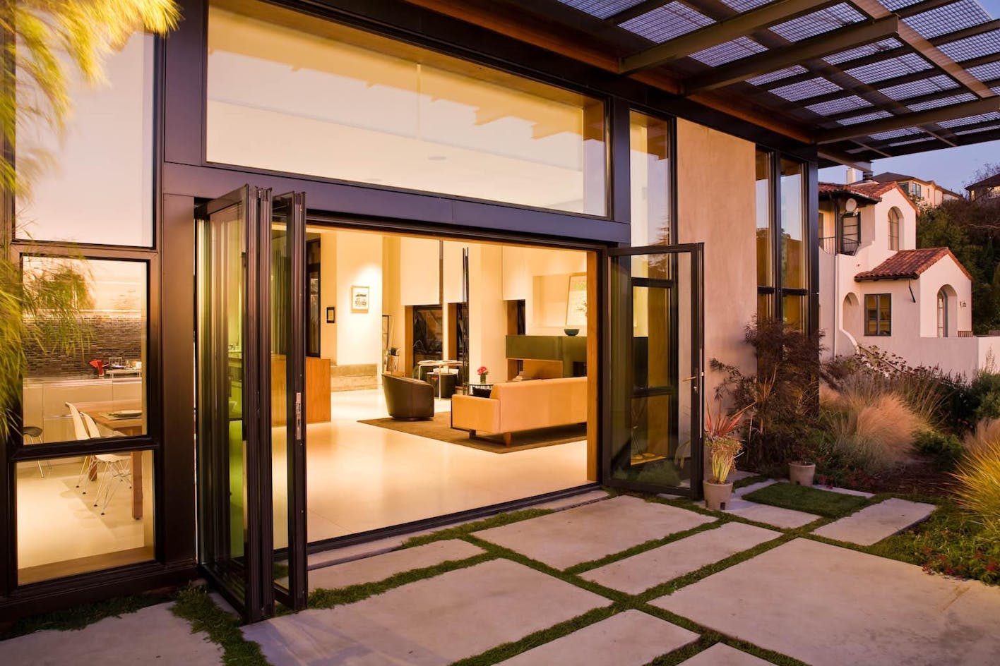 LEED-certified-house-oakland-uses-folding-glass-walls