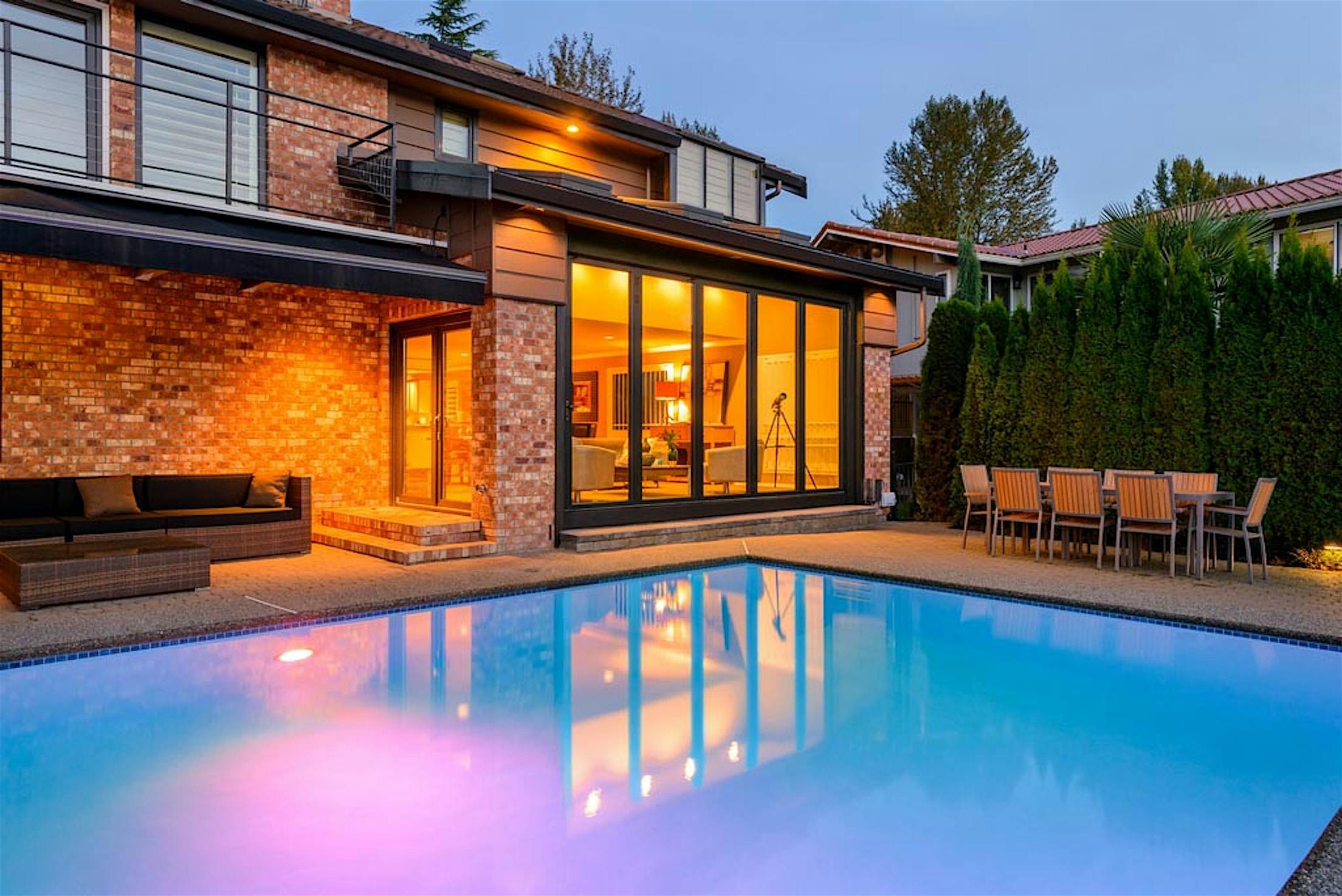folding-glass-wall-reflecting-into-pool