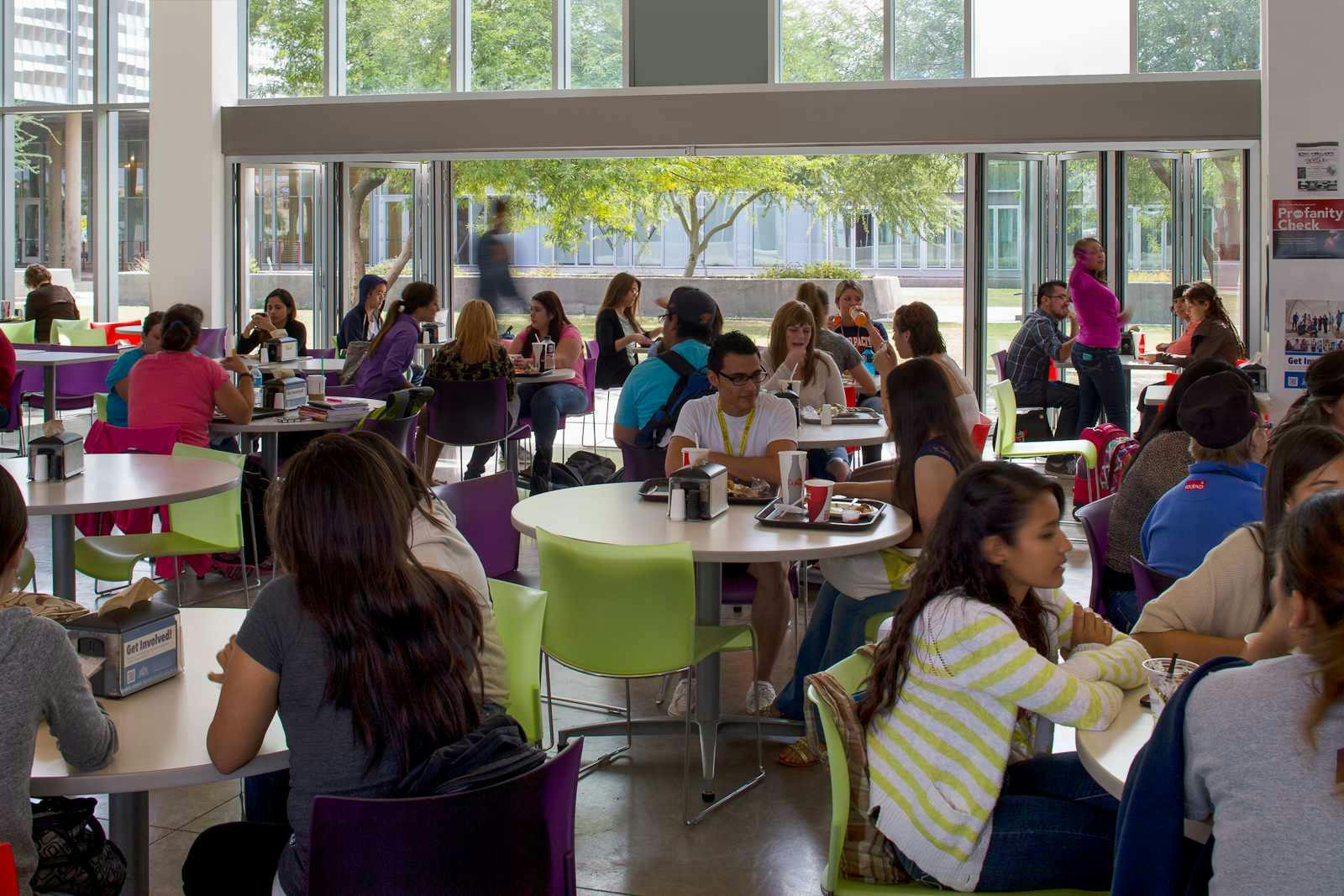 Biophilic-design-in-school-cafeteria