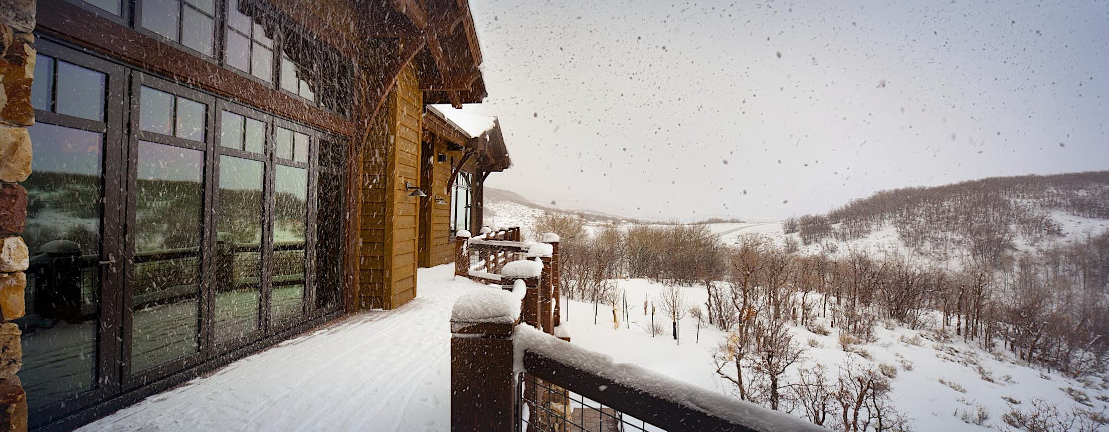 glass-walls-with-thermal-performance-retain-indoor-heat