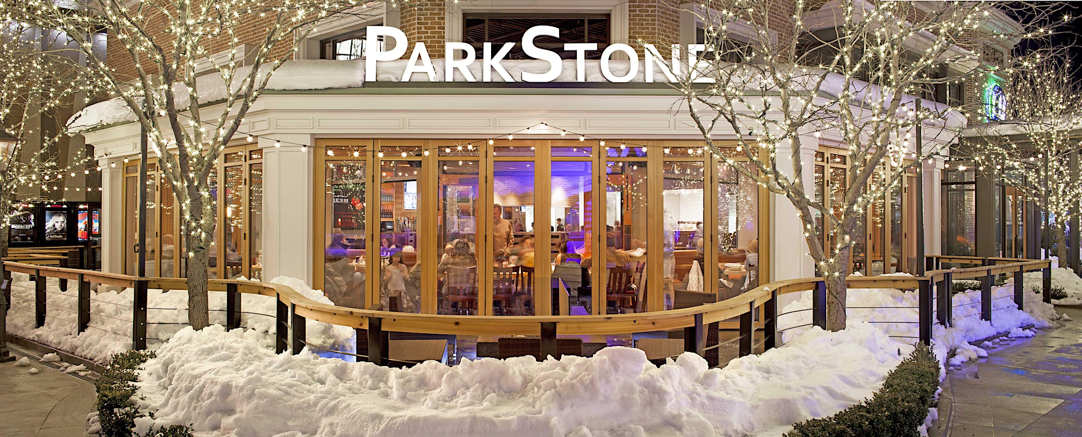 restaurant-with-wood-opening-glass-walls-in-winter