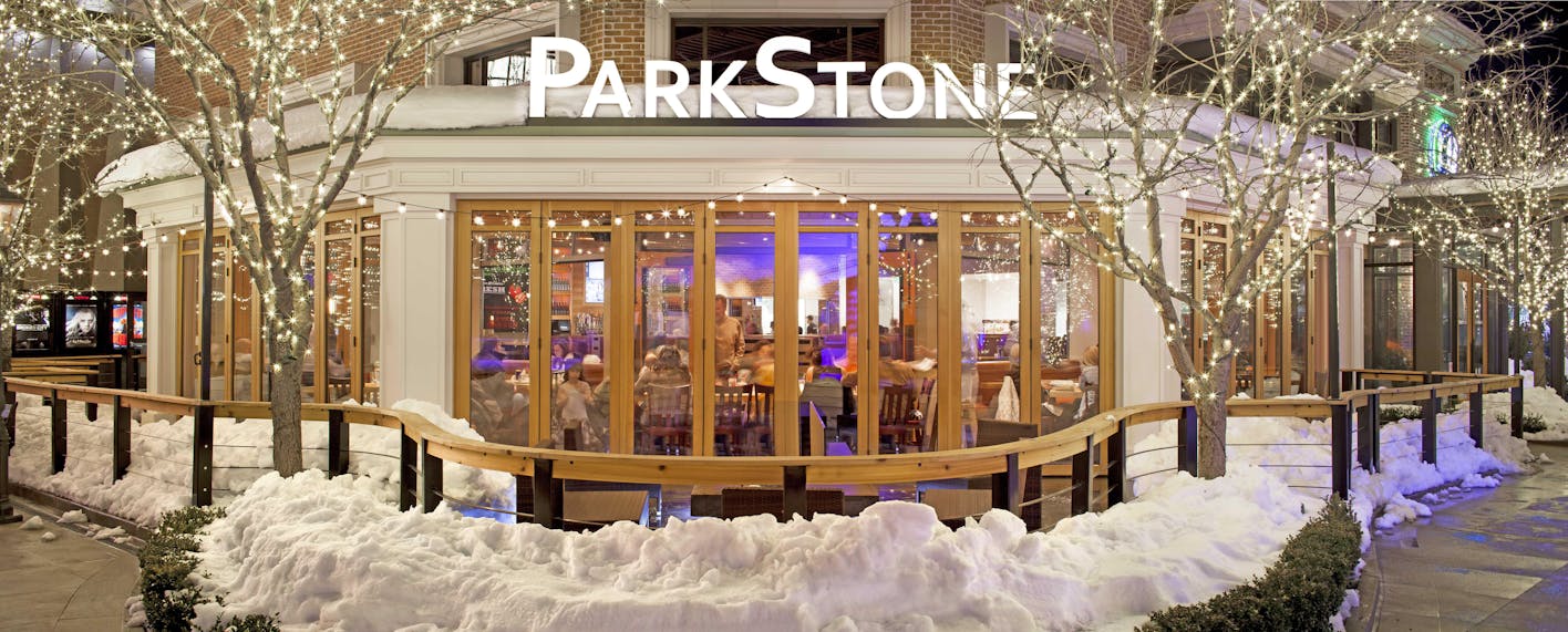 restaurant-with-wood-opening-glass-walls-in-winter
