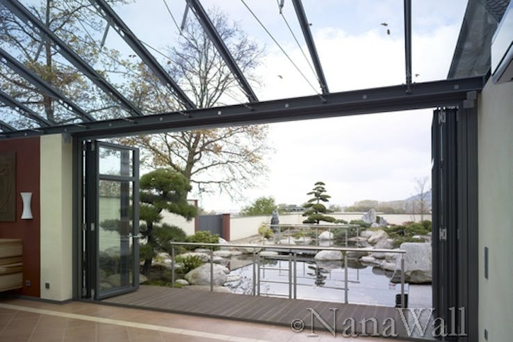 Japanese Walls Inspires Indoor-Outdoor Living Spaces