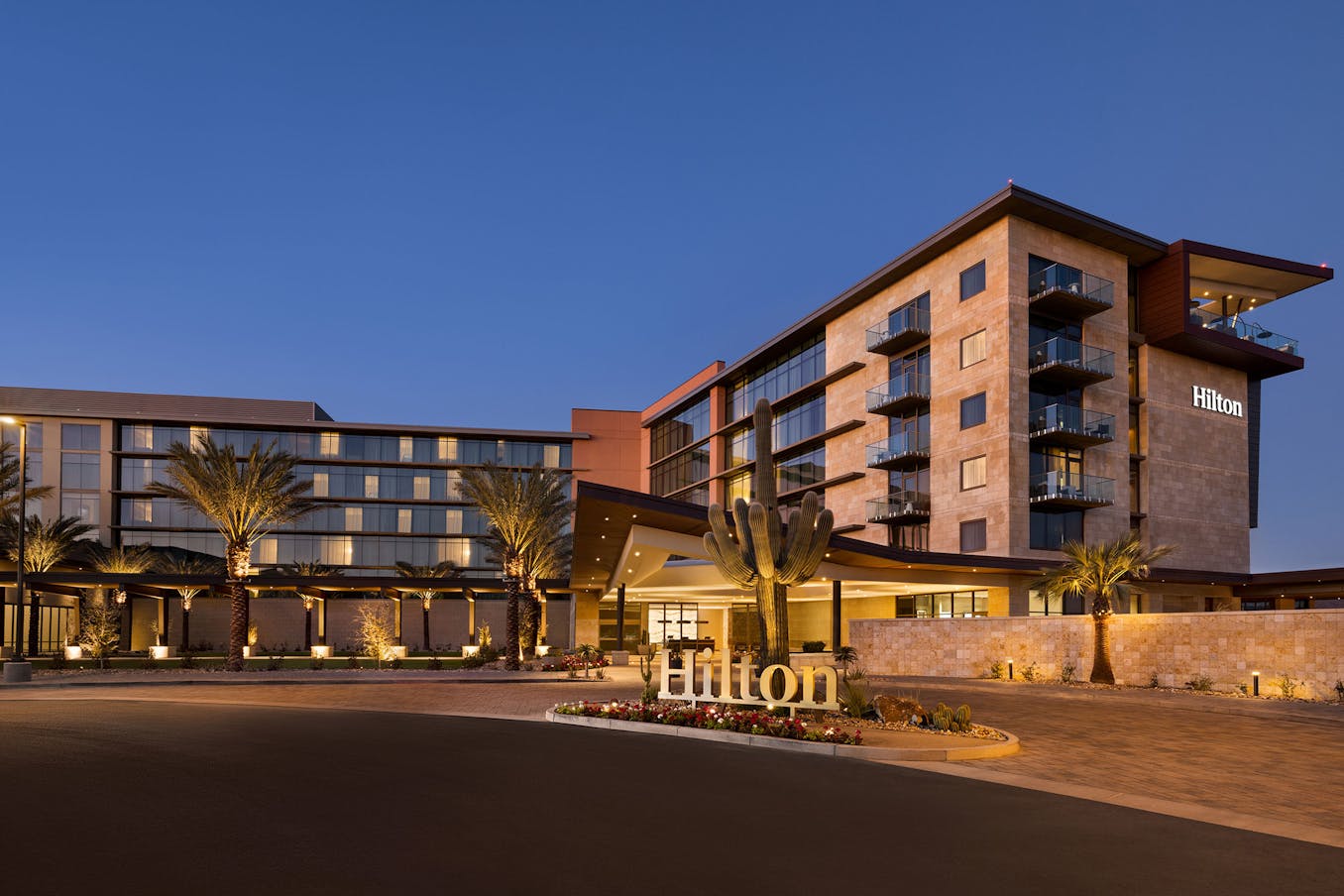 Hilton Scottdale hotel boasts elegant commercial glass walls, creating a modern and sophisticated ambiance