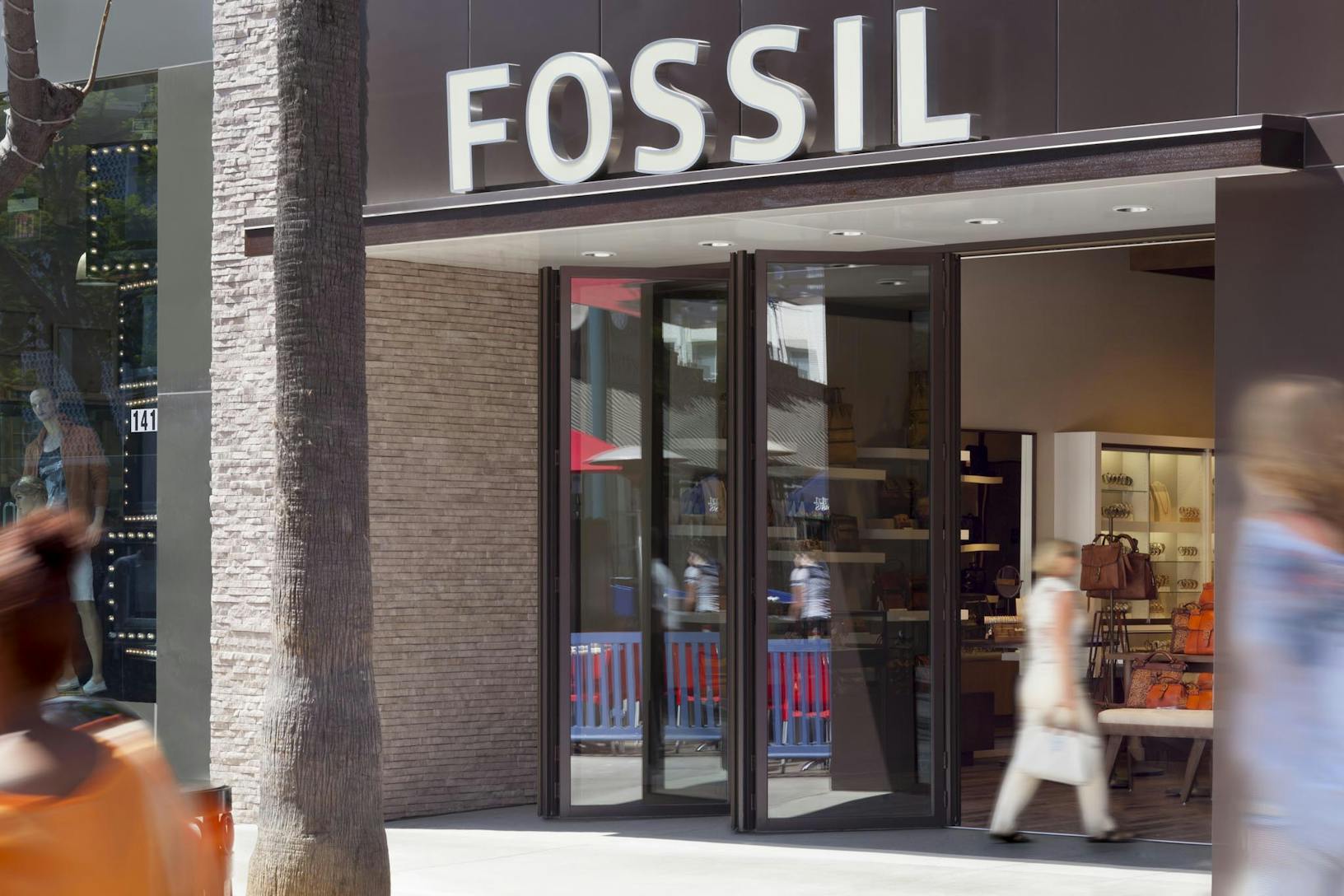 SL70 Retail Folding Entry Doors at the Fossil Store in Santa Monica, CA - Opening Exterior Day View