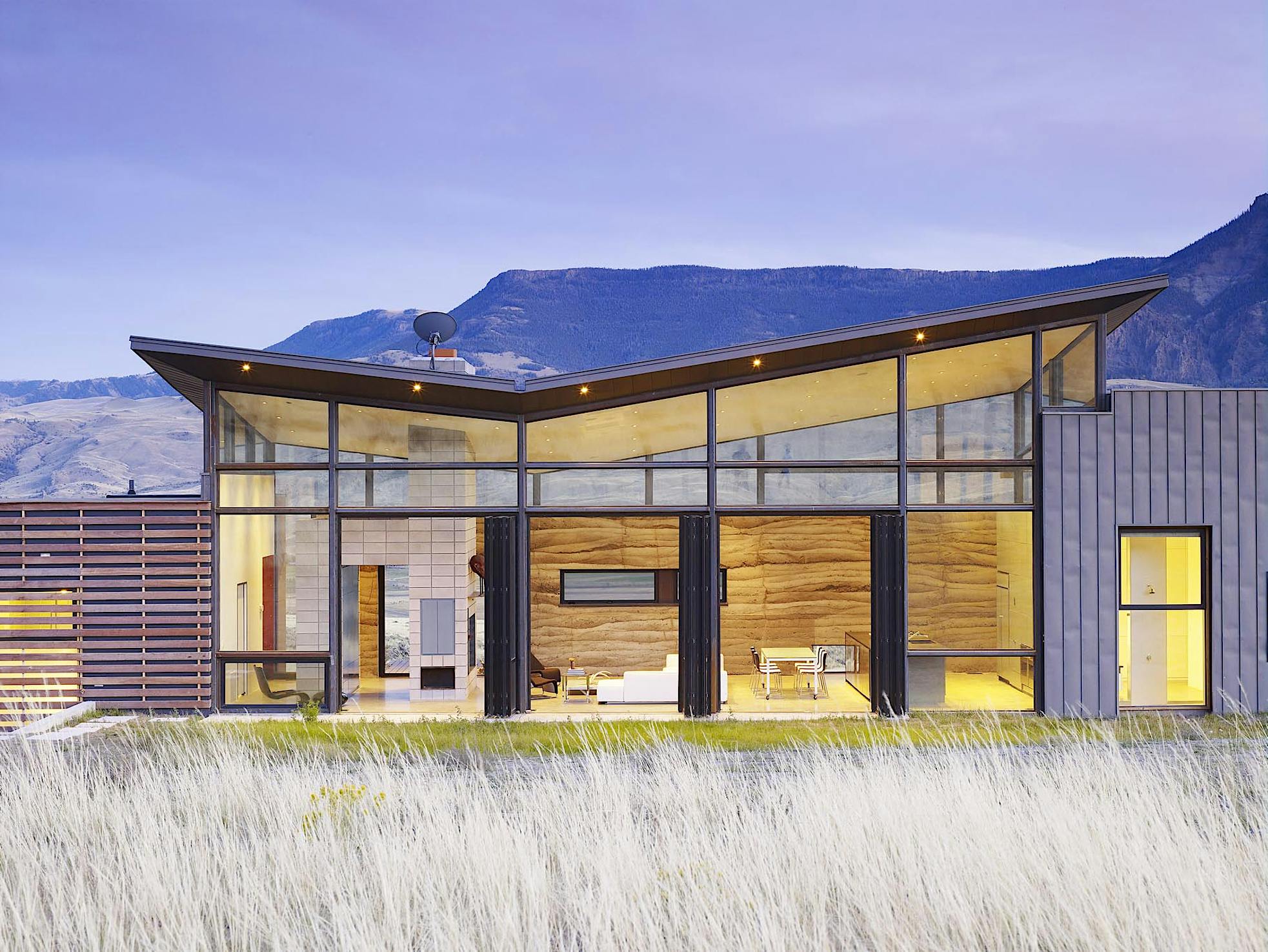 wyoming-house-with-opening-glass-walls