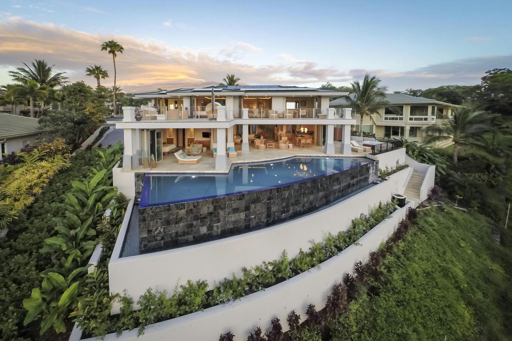 HSW60 Maui residence with infinity pool and folding walls