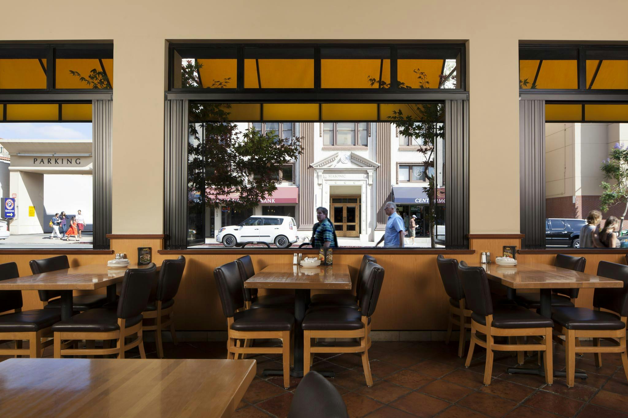 California Pizza Kitchen NanaWall   2048x1365 SL45 NanaScreen California Pizza Kitchen CA 01 