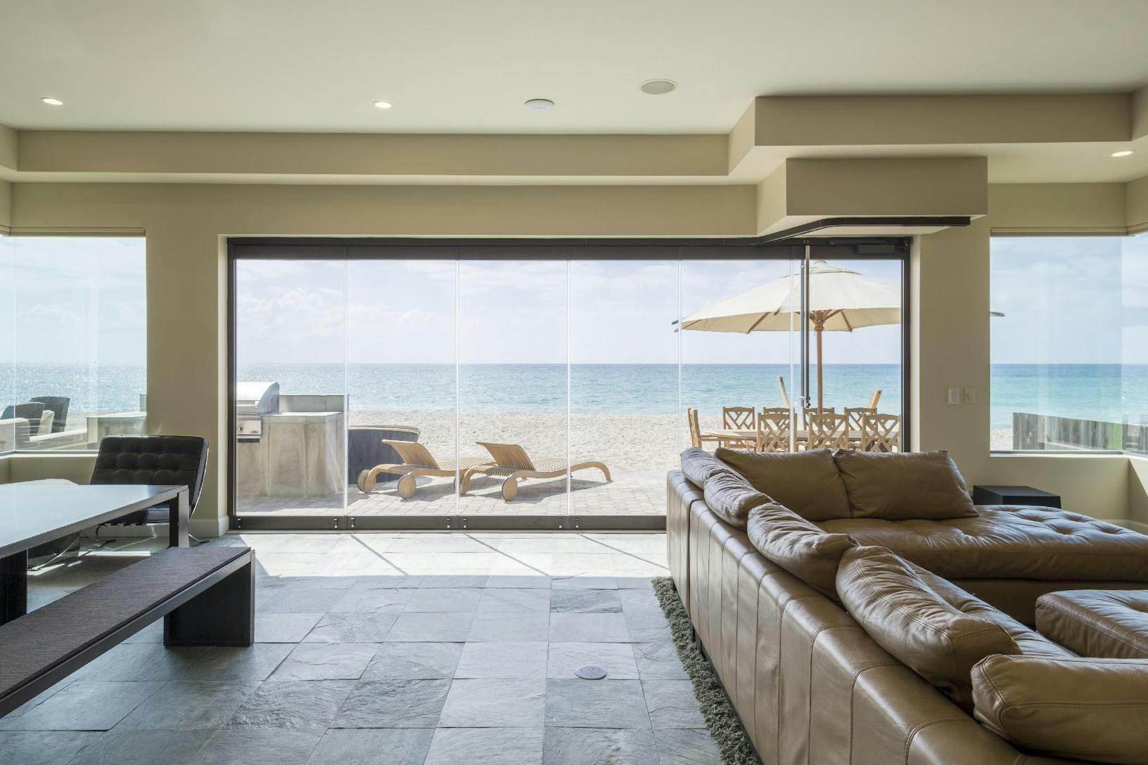 ClimaCLEAR beach house with all glass walls - Closed interior day view