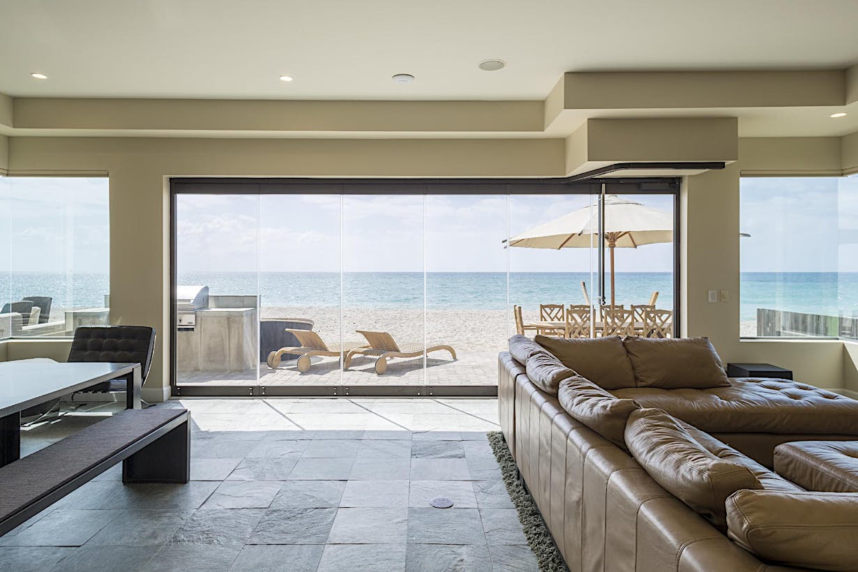 ClimaCLEAR beach house with all glass walls - Closed interior day view