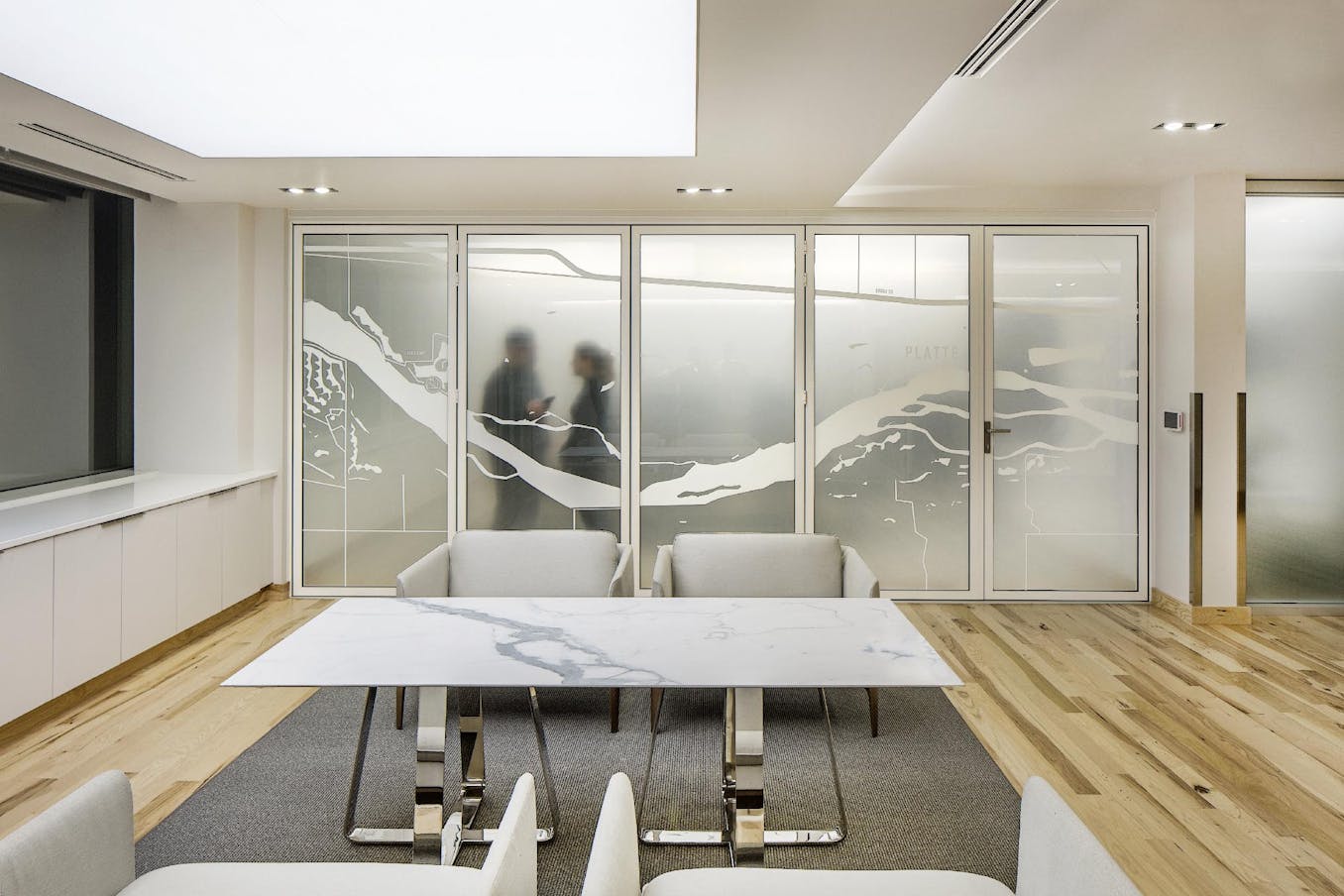 SL45 commercial conference room - Translucent, frosted glass panels 