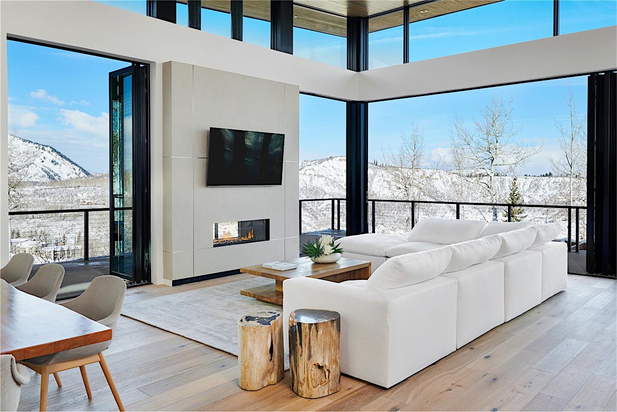 Living Room Large Glass Walls with View to the Snow Mountains - Folding